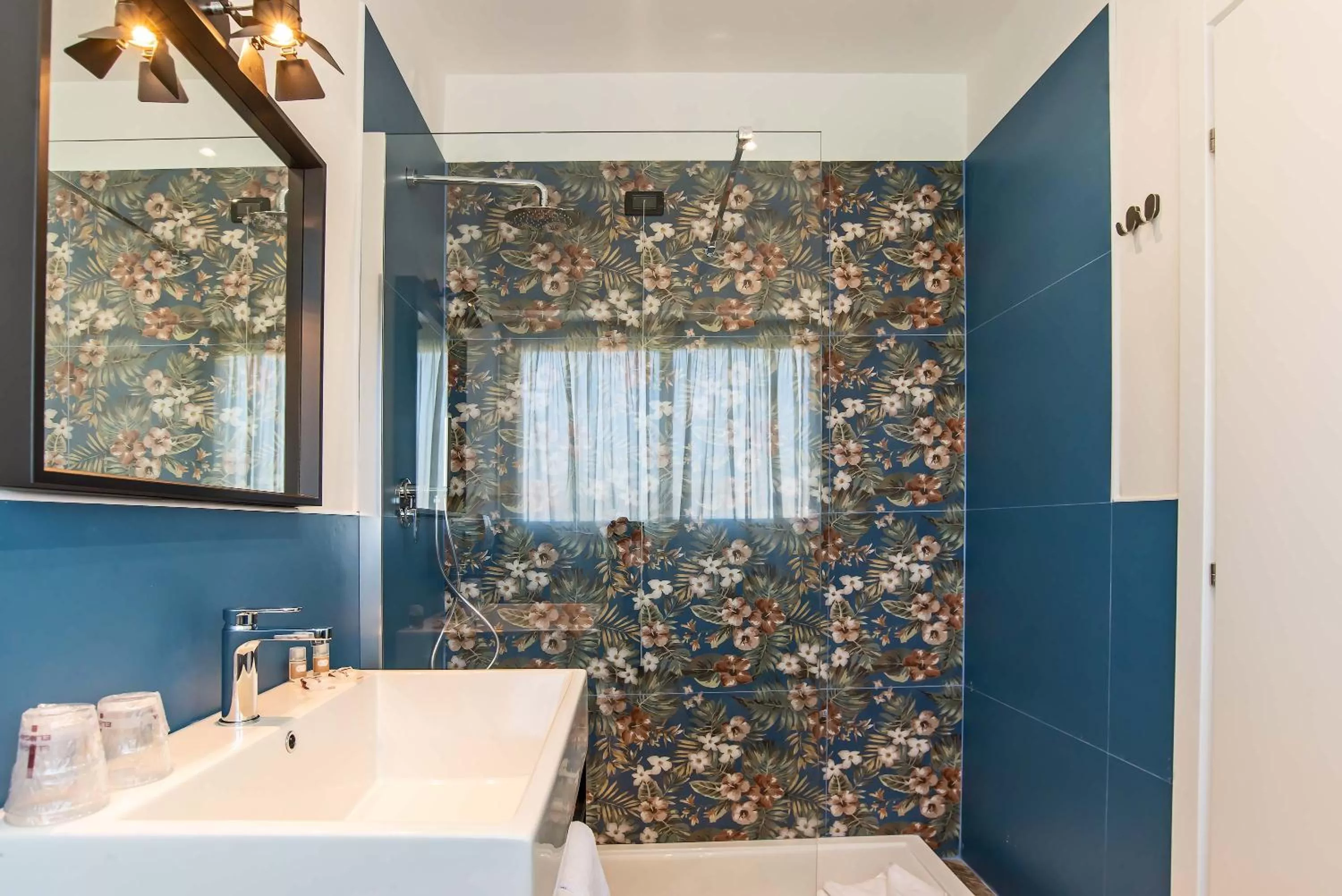 Shower in Bloom Hotel Rome