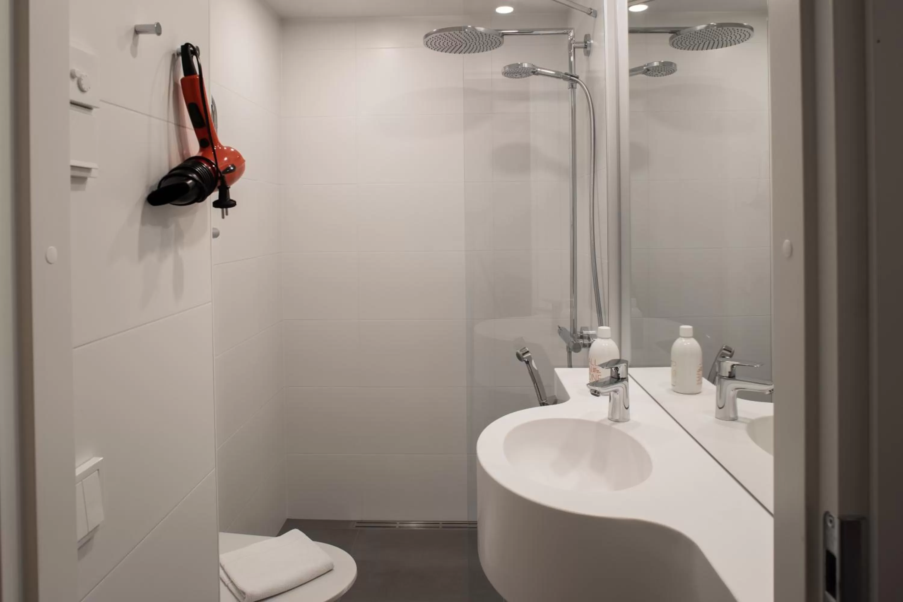 Shower in Omena Hotel Vaasa Espen