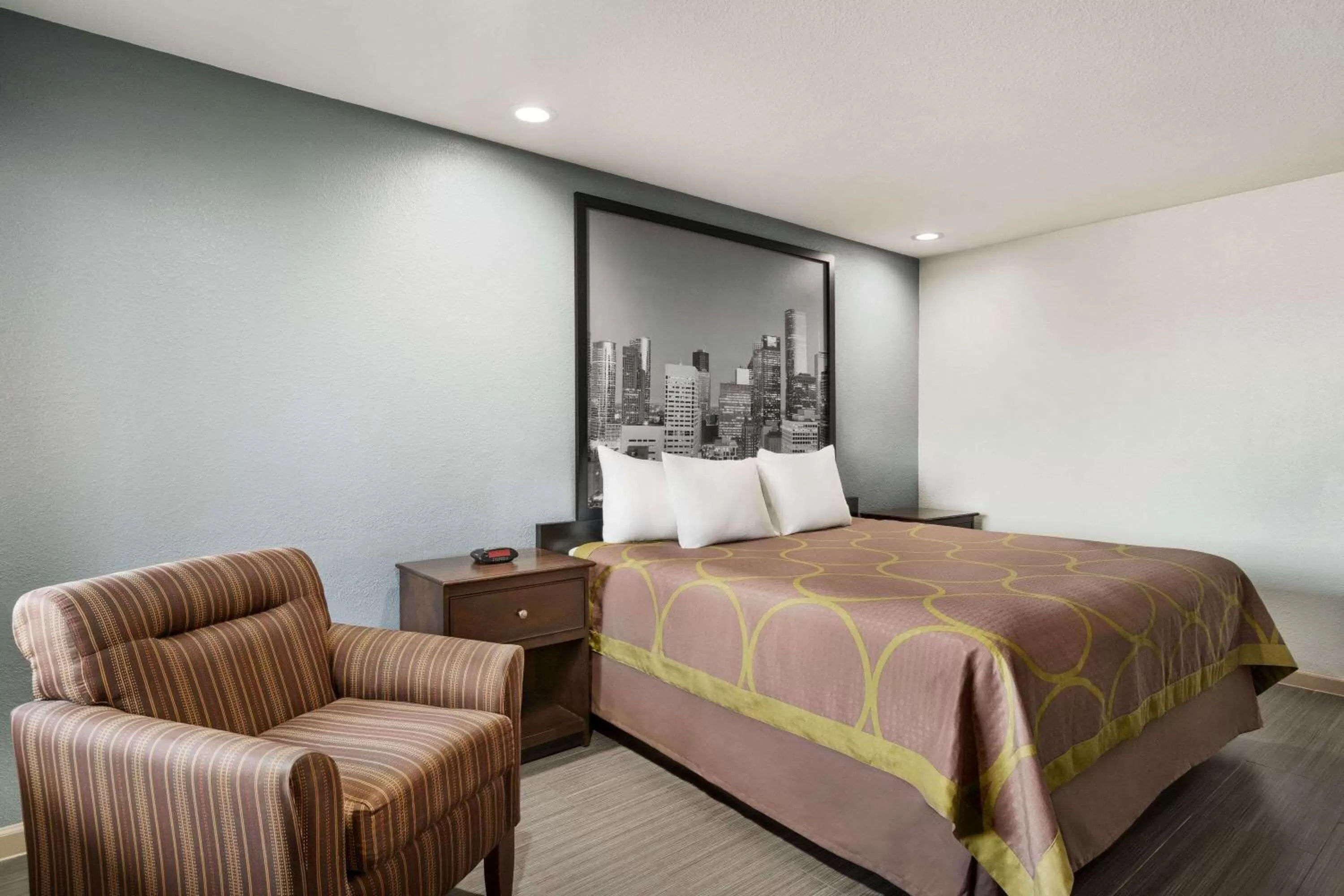 Photo of the whole room, Bed in Super 8 by Wyndham Houston/Dtwn/I-610
