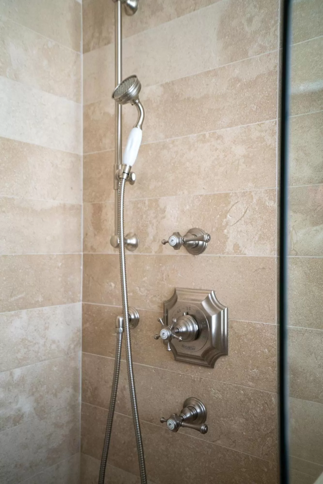 Shower in Hotel Saint-Louis en L'Isle - Notre-Dame
