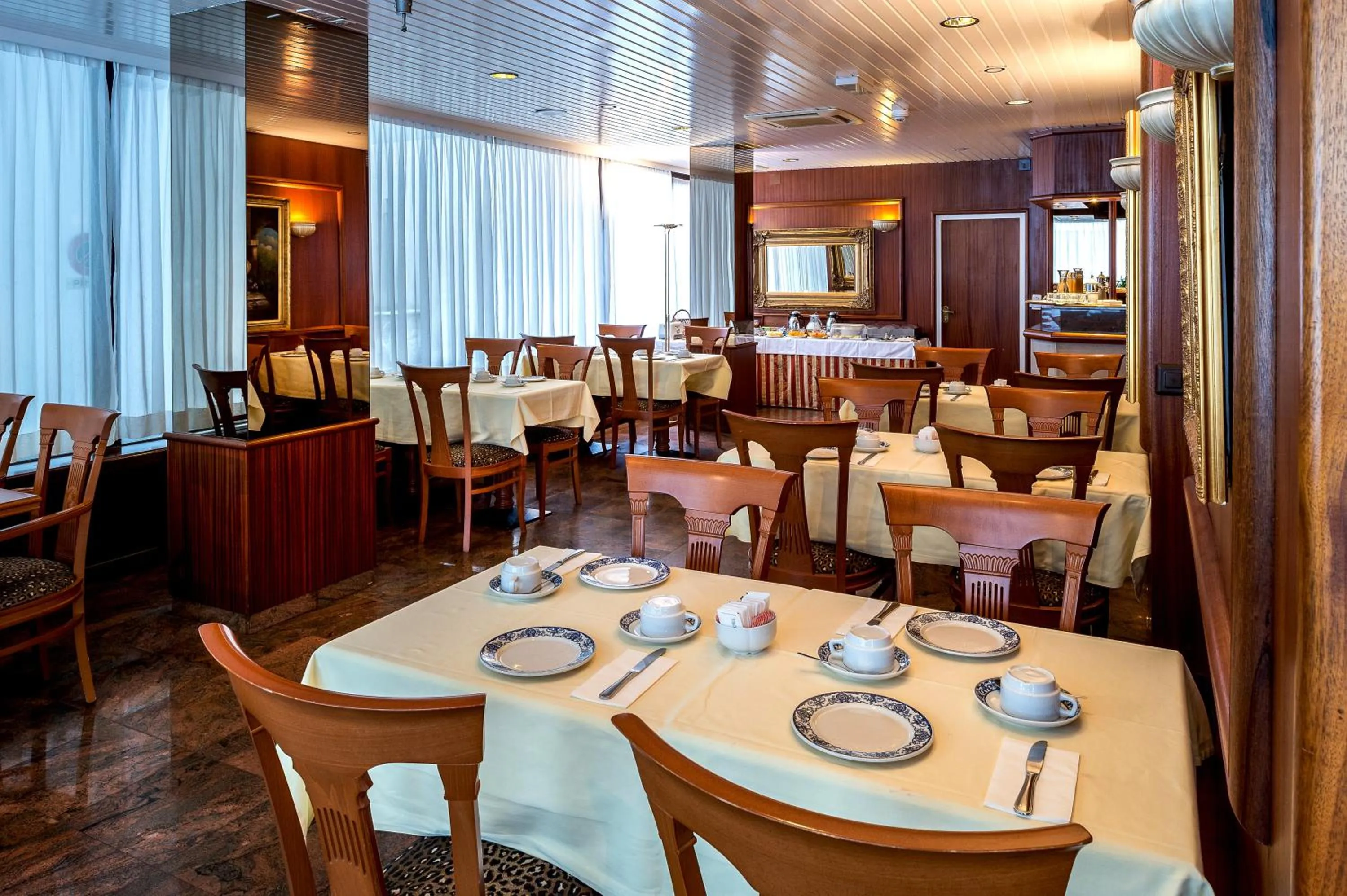 Restaurant/places to eat in Hotel Churchill