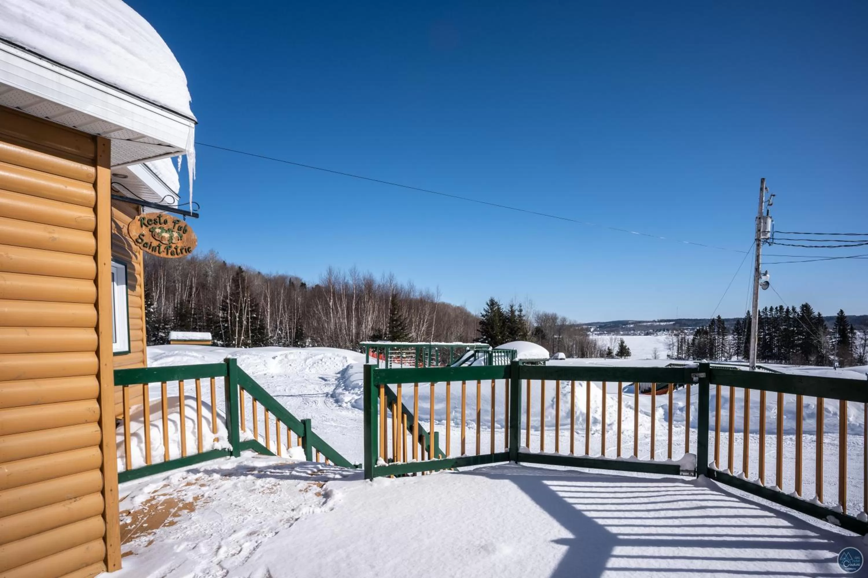 Property building, Winter in Auberge Éva