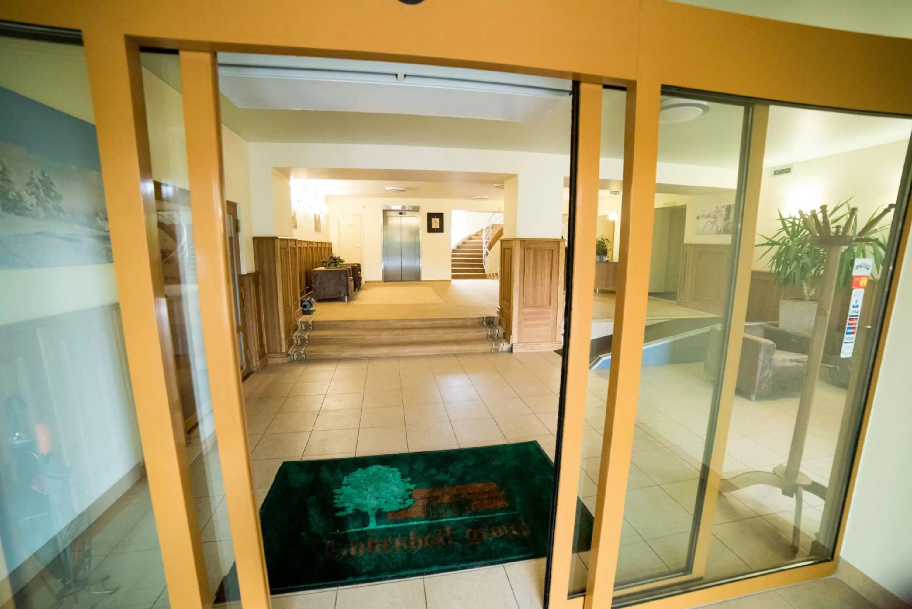 Facade/entrance, Bed in Hotel Tigra