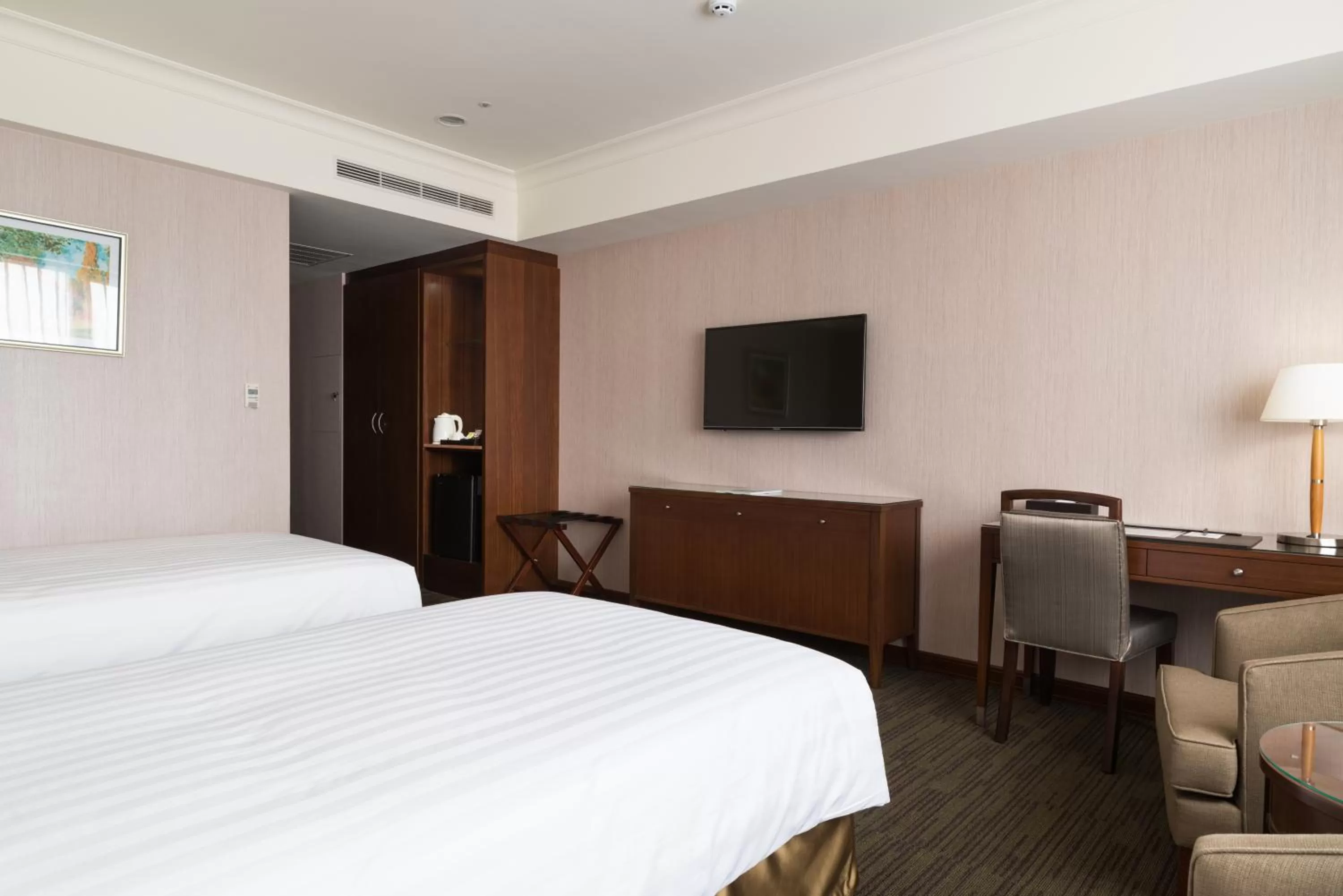 Photo of the whole room, Bed in Fushin Hotel Taipei