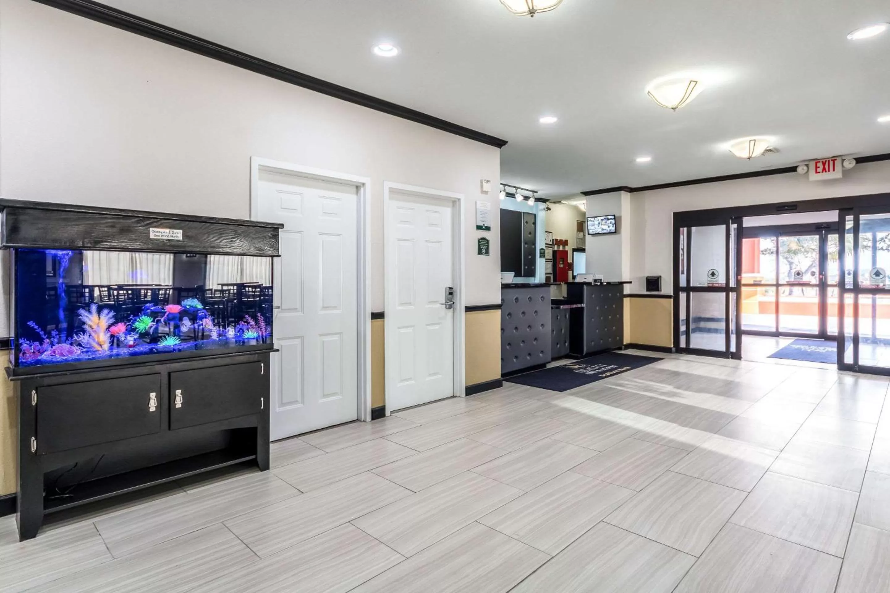 Lobby or reception, TV/Entertainment Center in Quality Inn & Suites SeaWorld North