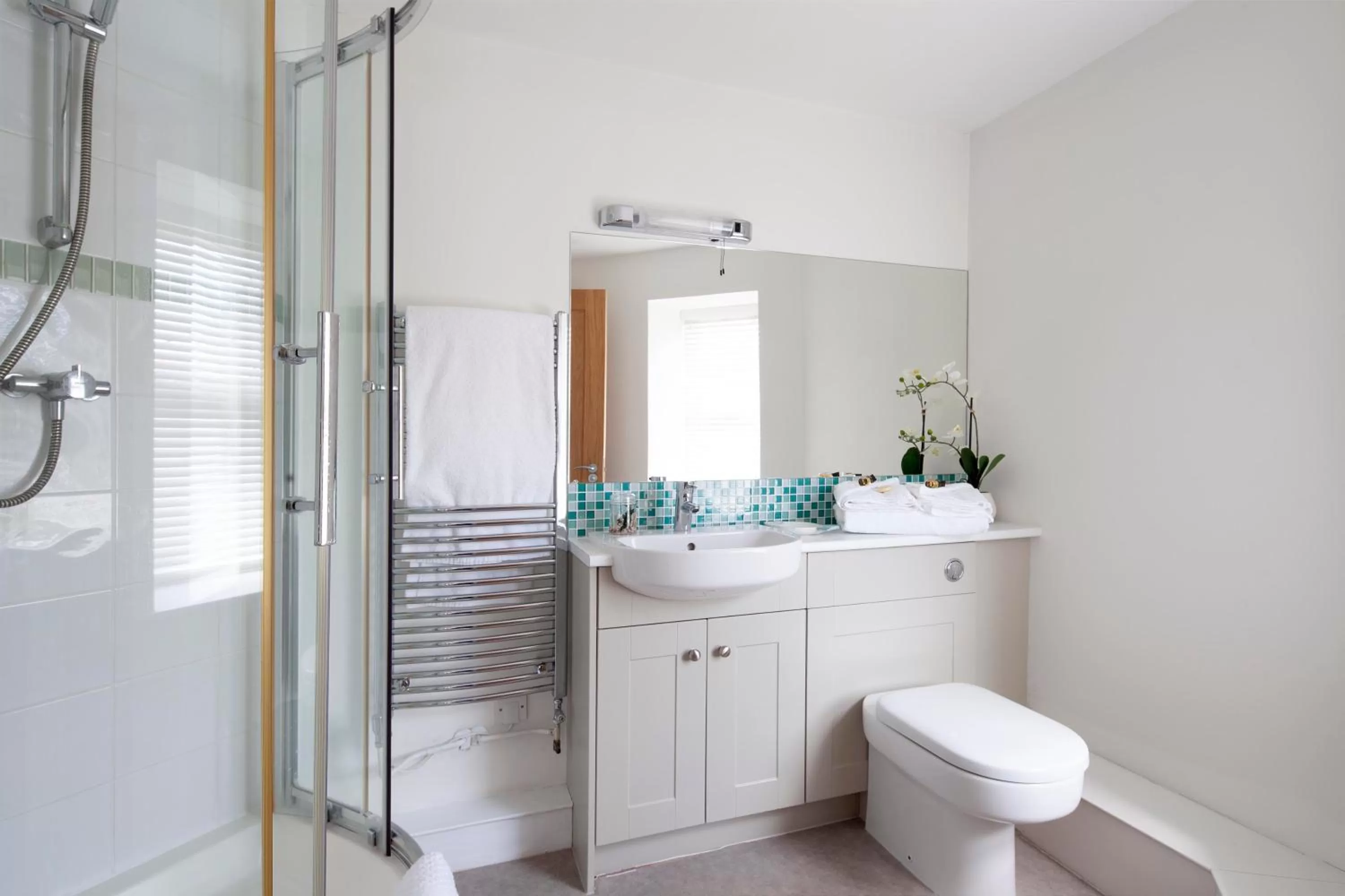Bathroom in The Artist Loft, Ensuite Guest Rooms, Porthleven