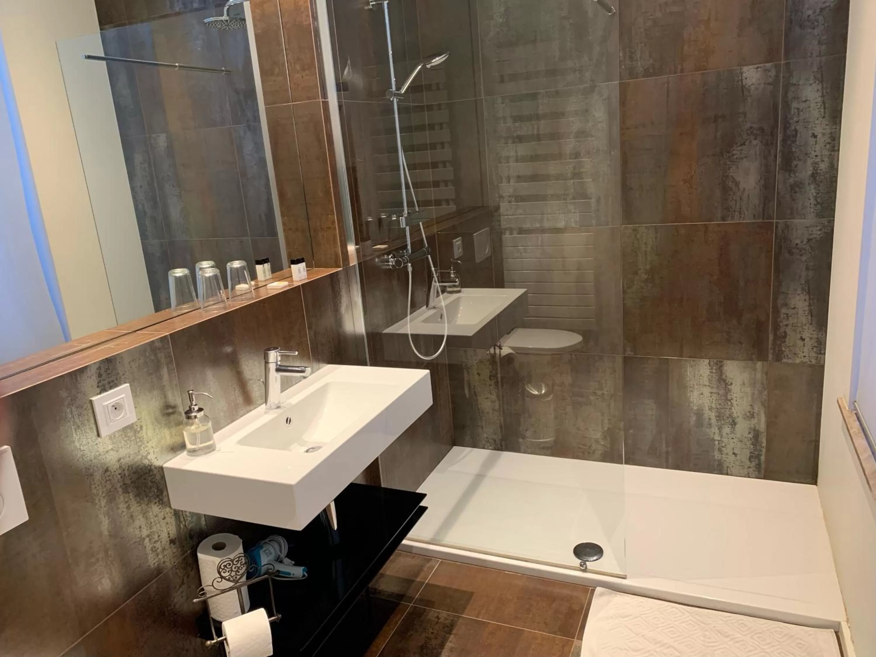 Shower in Albert Molière