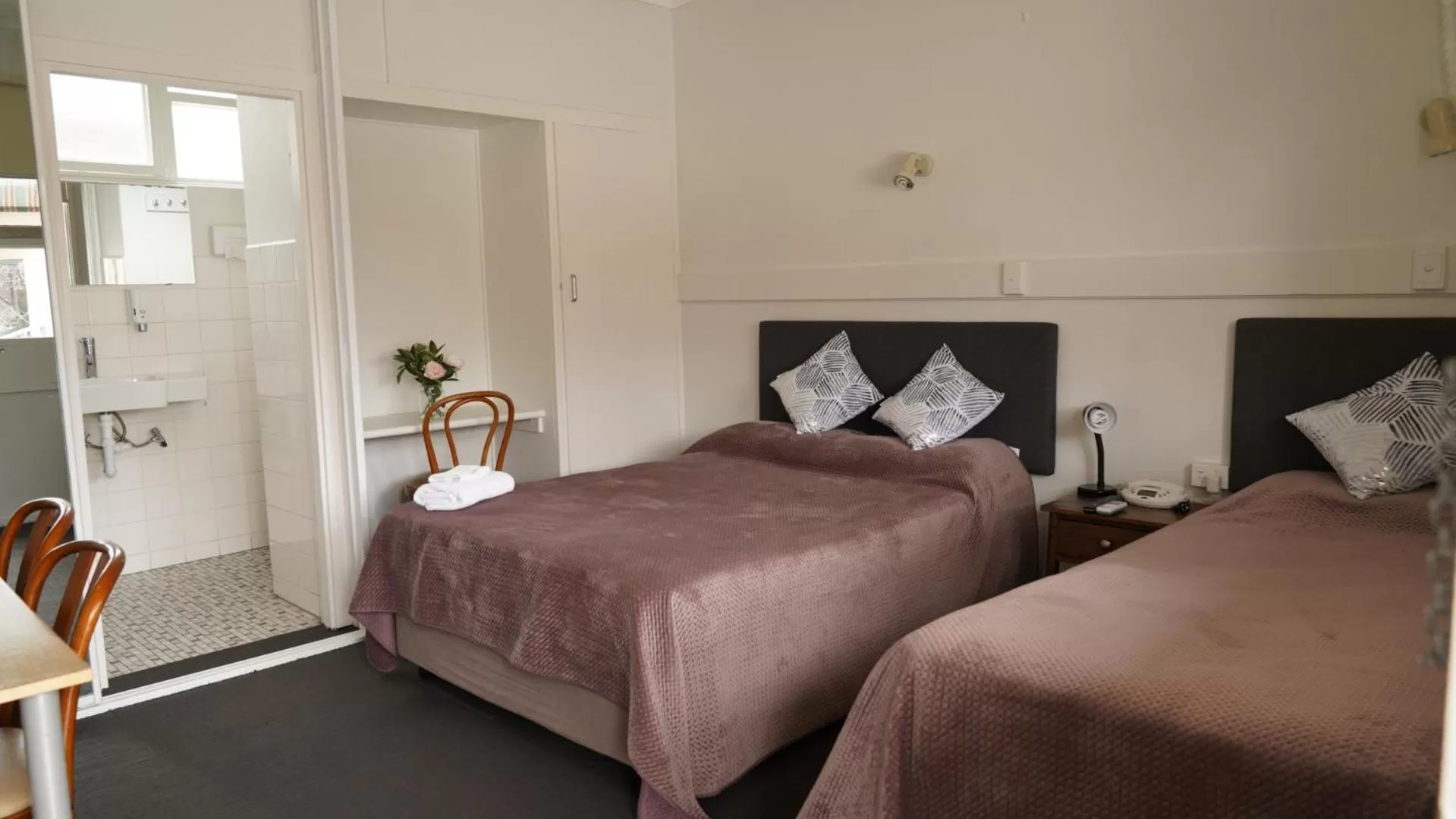 Photo of the whole room, Bed in Country Motor Inn