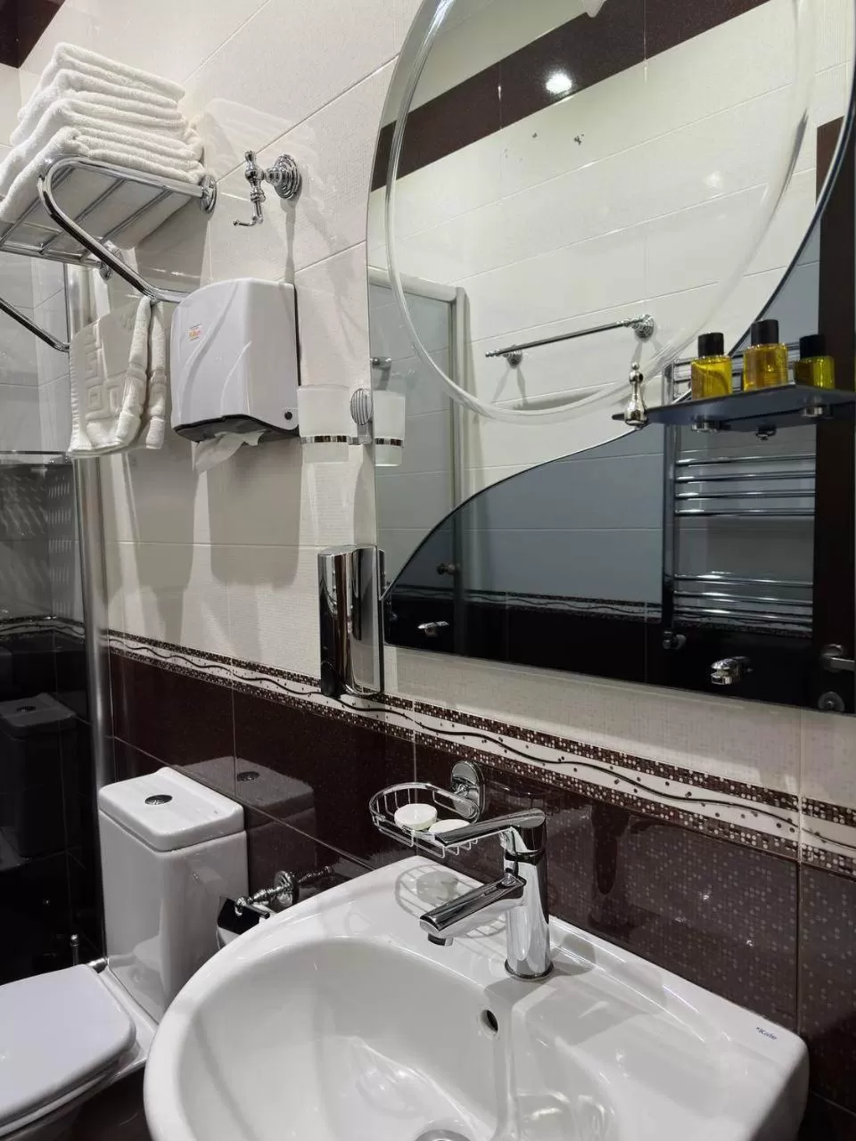 Shower in Eiffel Hotel