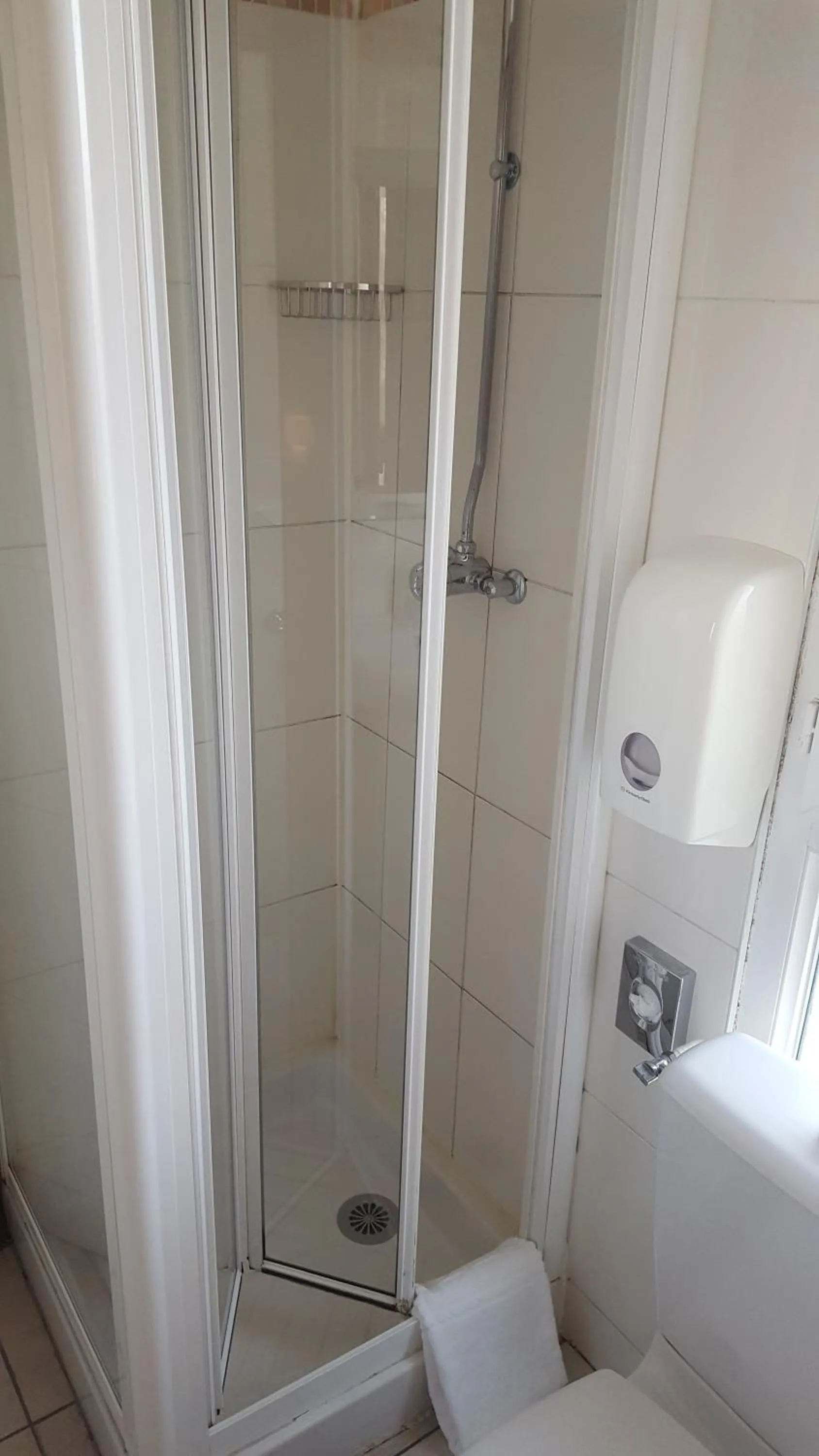 Bathroom in Le Montclair Montmartre by River