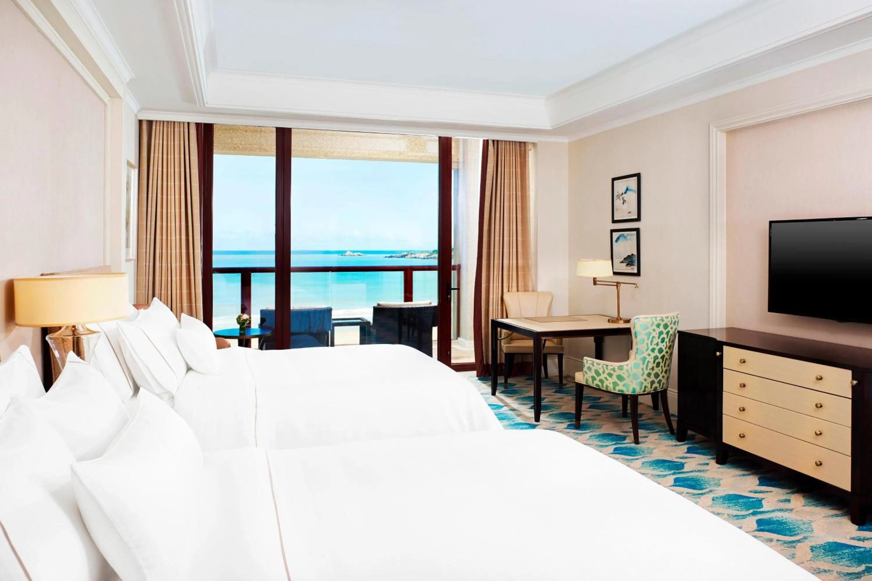 Photo of the whole room, Bed in The Westin Zhujiajian Resort, Zhoushan