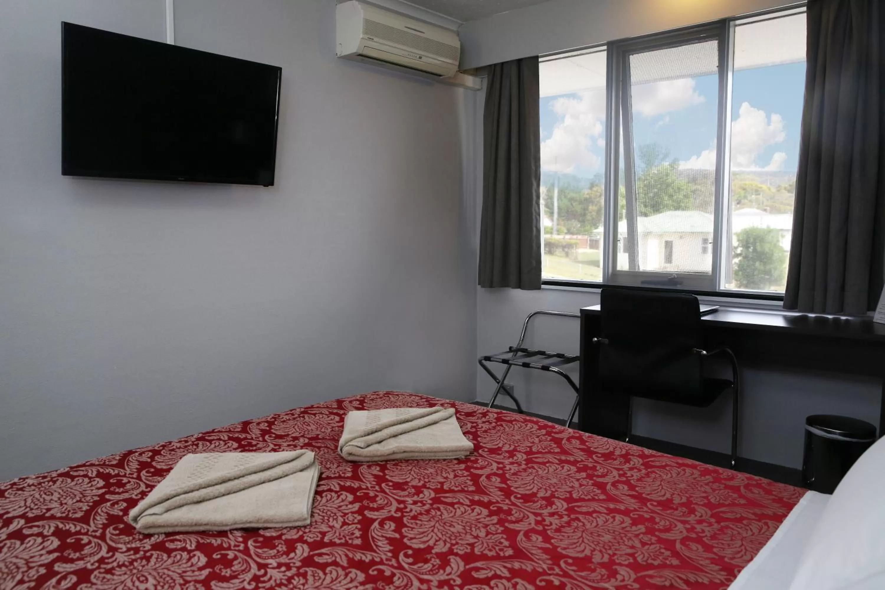 Photo of the whole room, TV/Entertainment Center in White Manor Motel