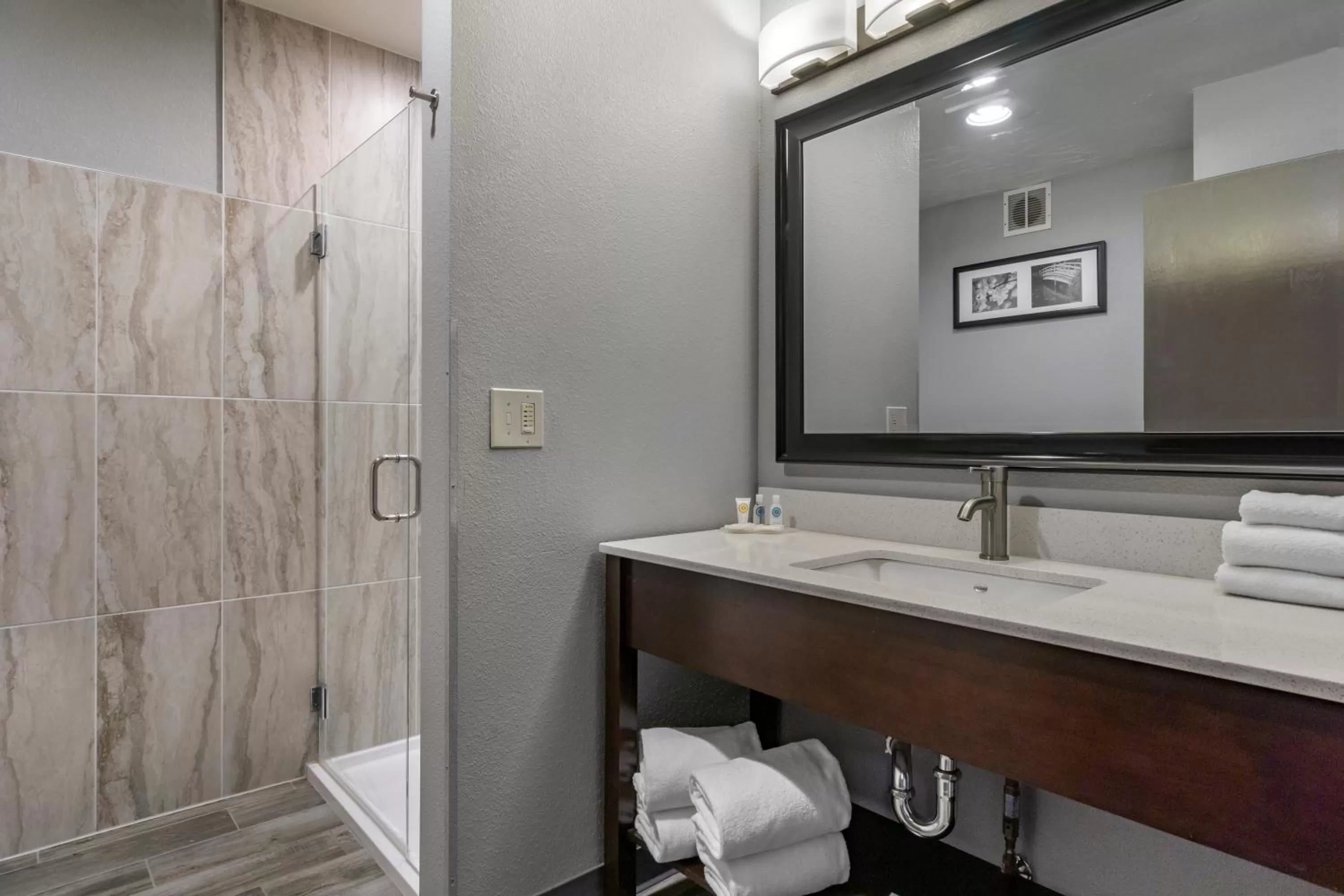 Shower in Comfort Inn Kent - Seattle