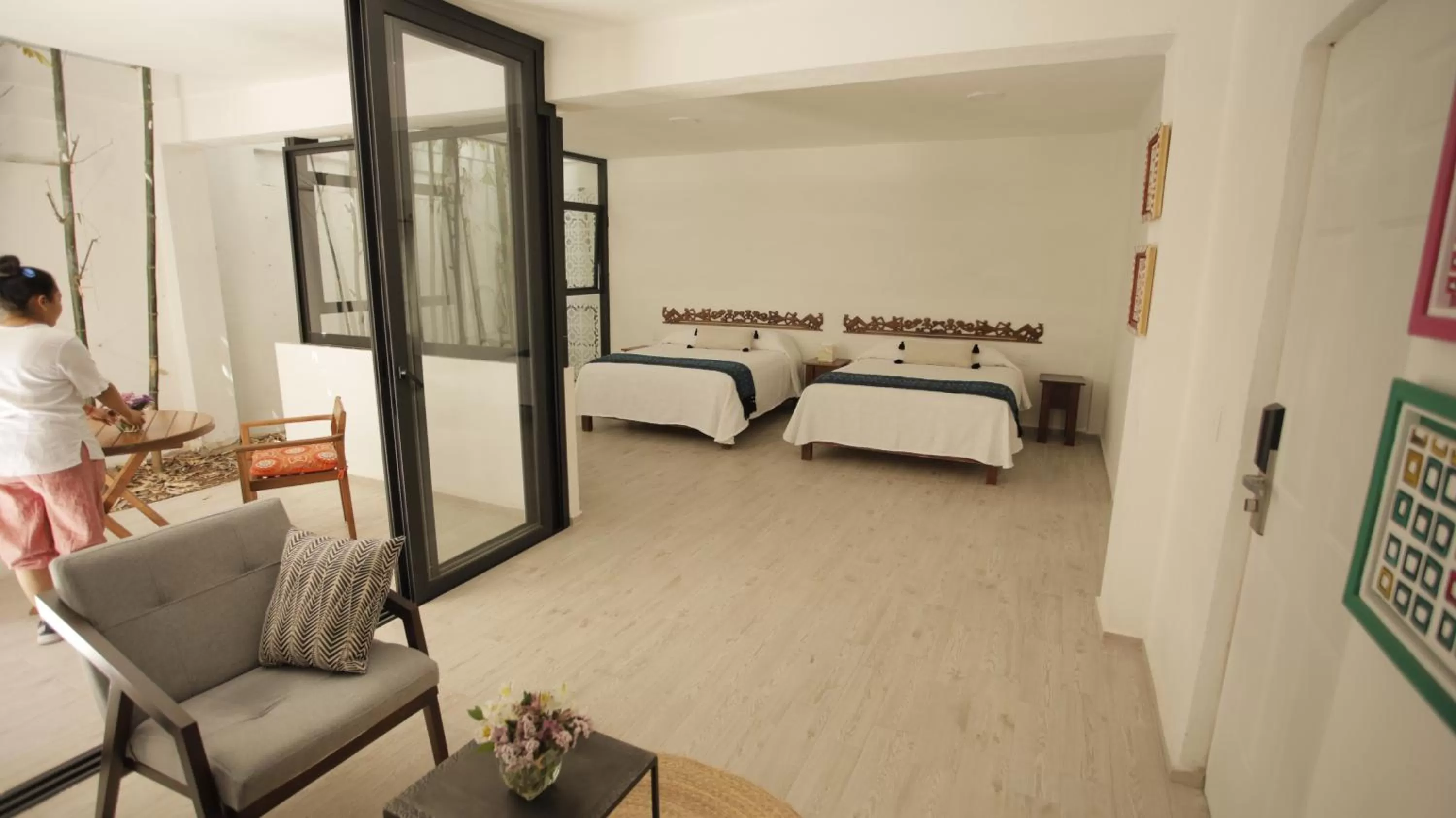 Photo of the whole room in Hotel La Casa de los Árboles Immersive Experience