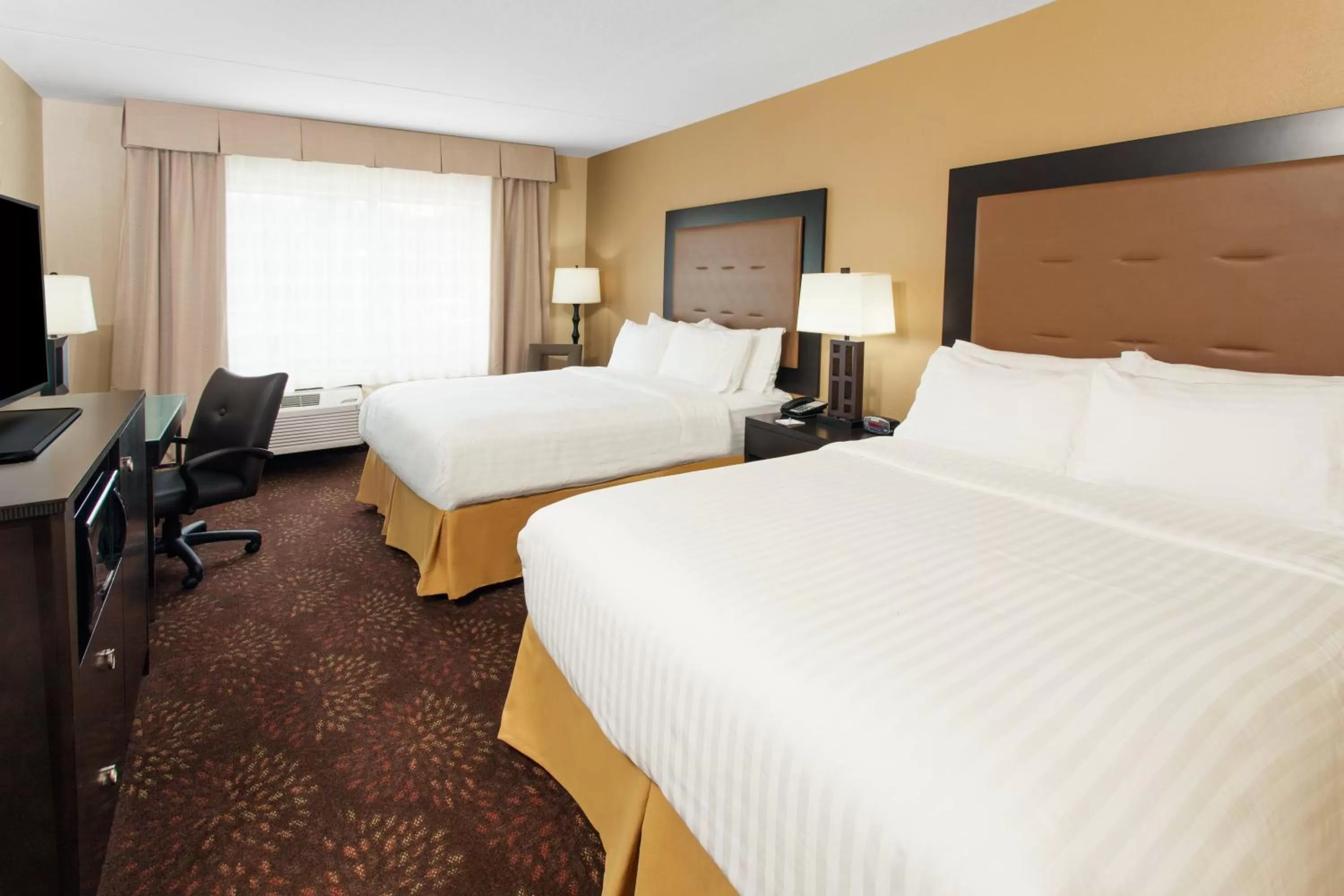 Photo of the whole room, Bed in Holiday Inn Express & Suites Sandusky by IHG