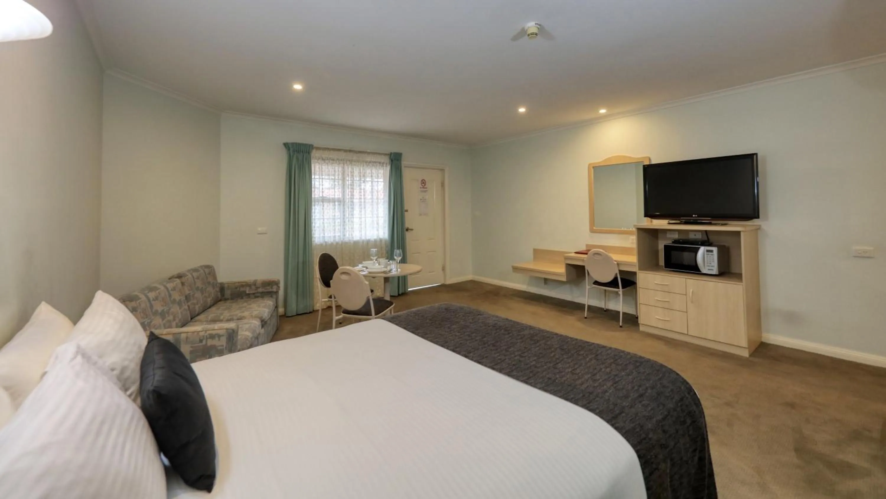 TV and multimedia, Bed in Charles Rasp Motor Inn & Cottages