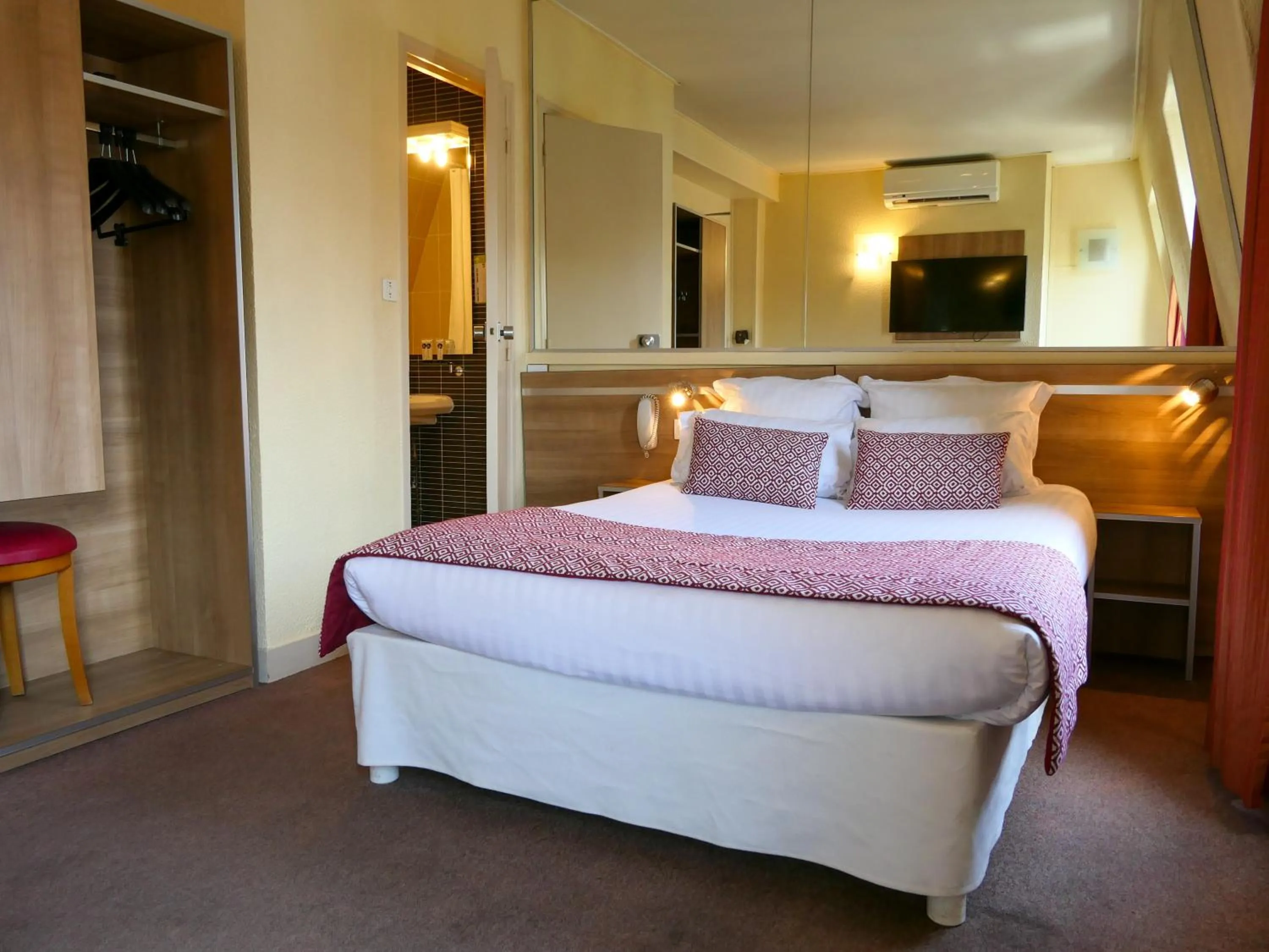 Bedroom, Bed in Hôtel de France Quartier Latin