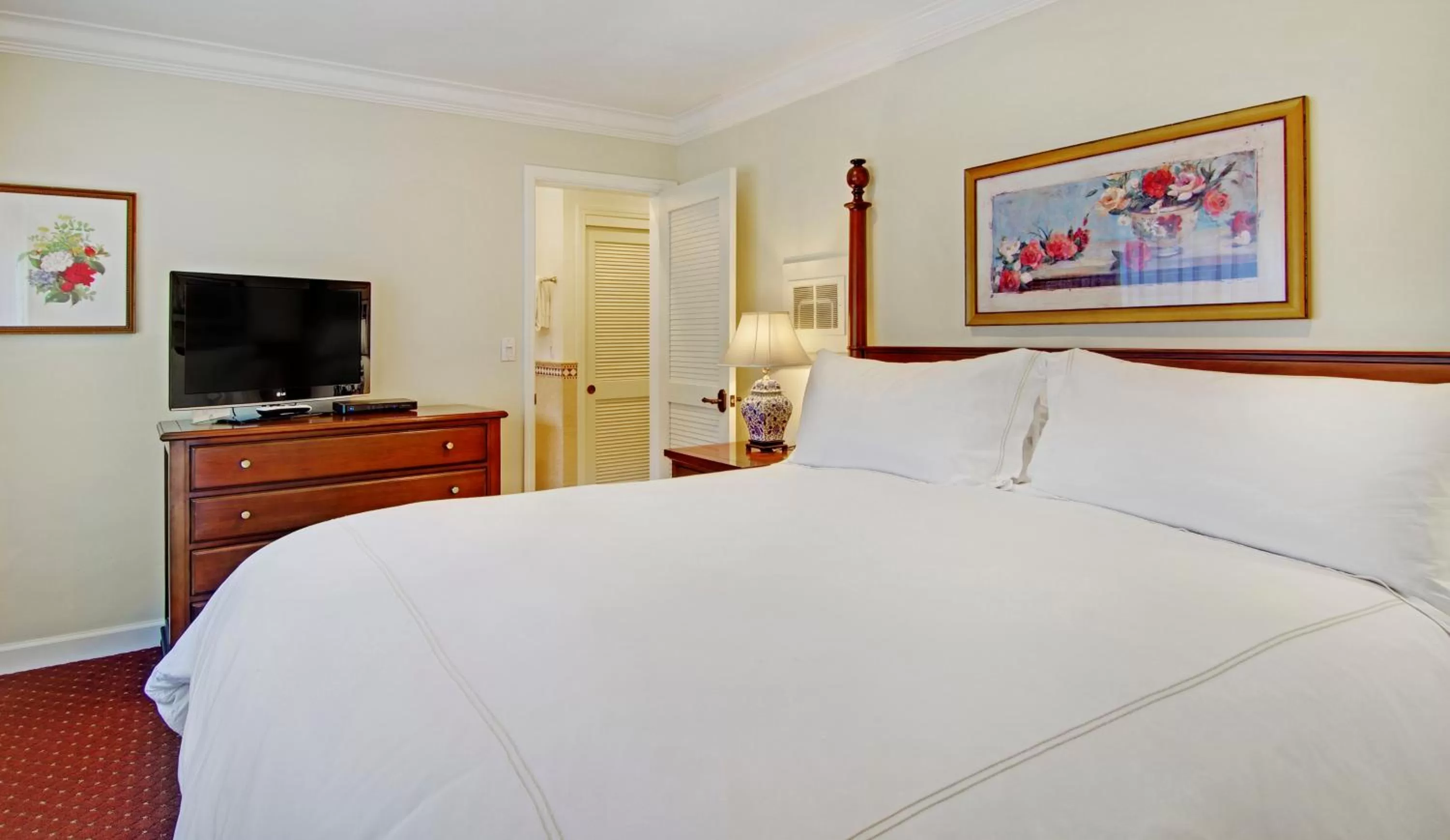 King Suite in Wayside Inn