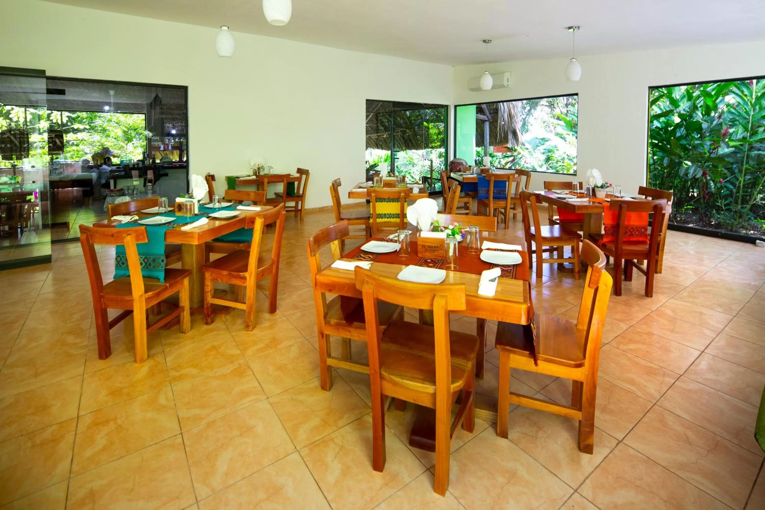 Restaurant/places to eat in Hotel La Aldea del Halach Huinic