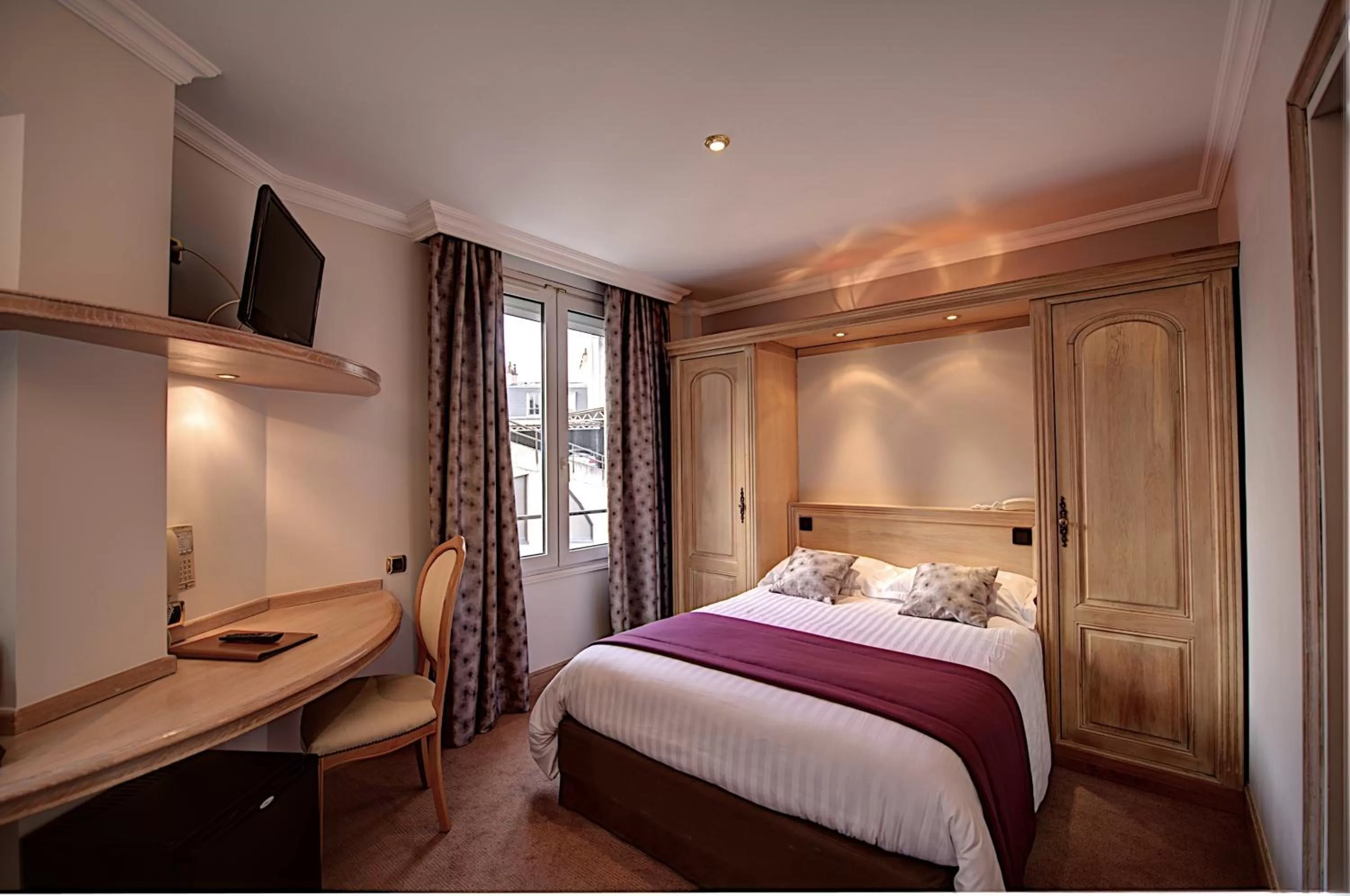 Bed in Hôtel Du Midi Paris Montparnasse