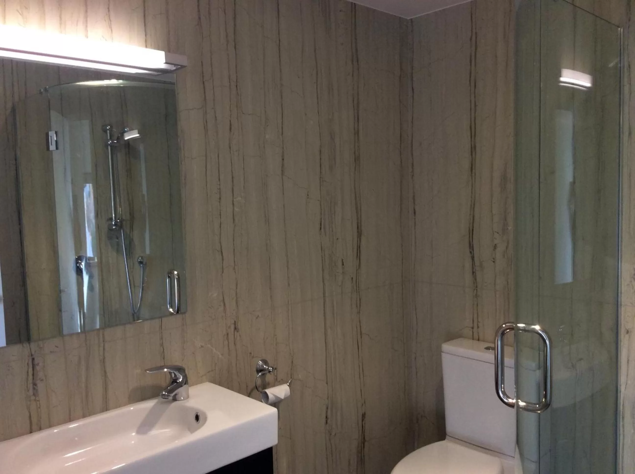 Bathroom in Golfcourse Road Chalets and Lodge