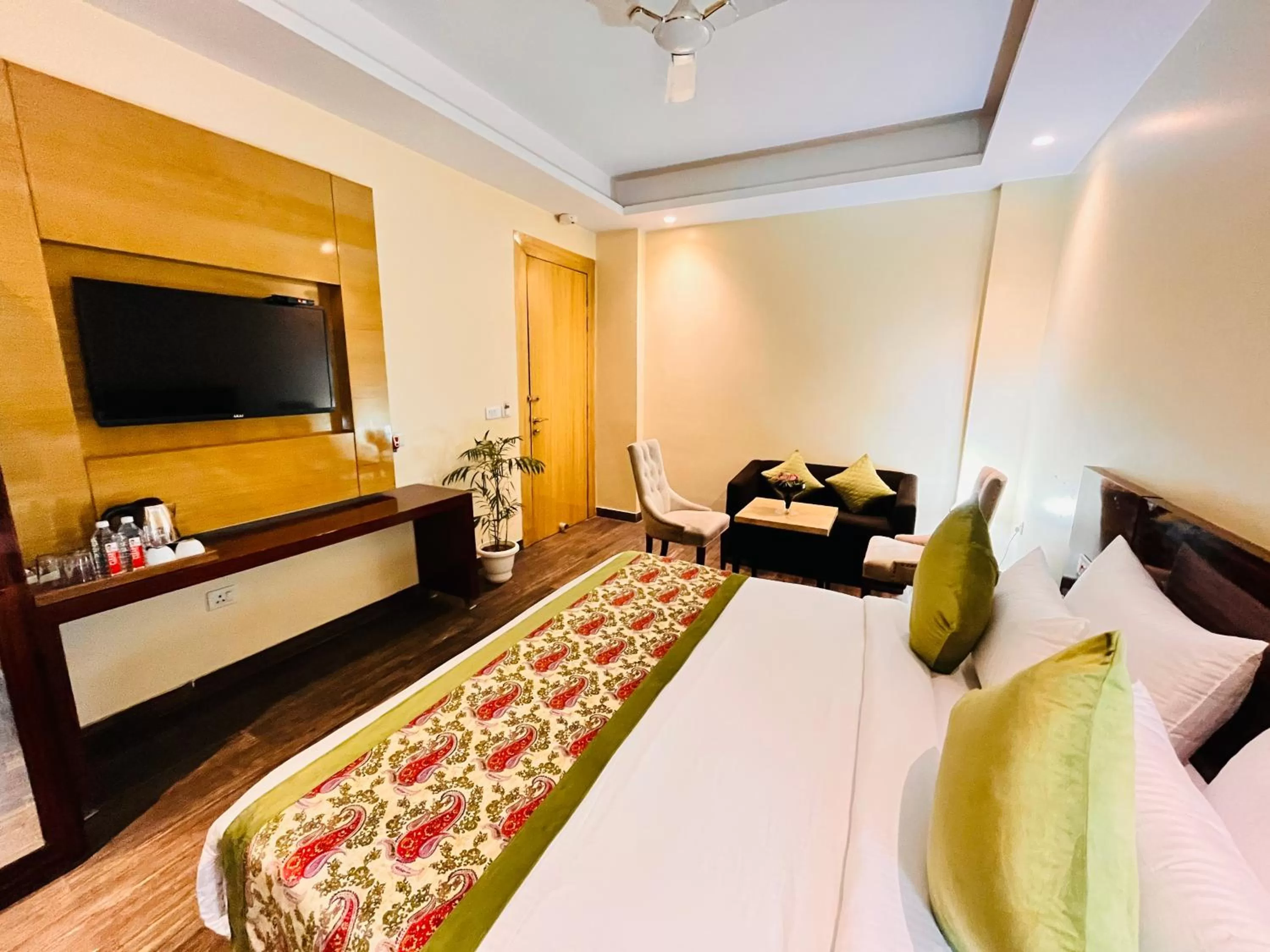 TV and multimedia, Bed in Hotel Banz near Delhi Airport