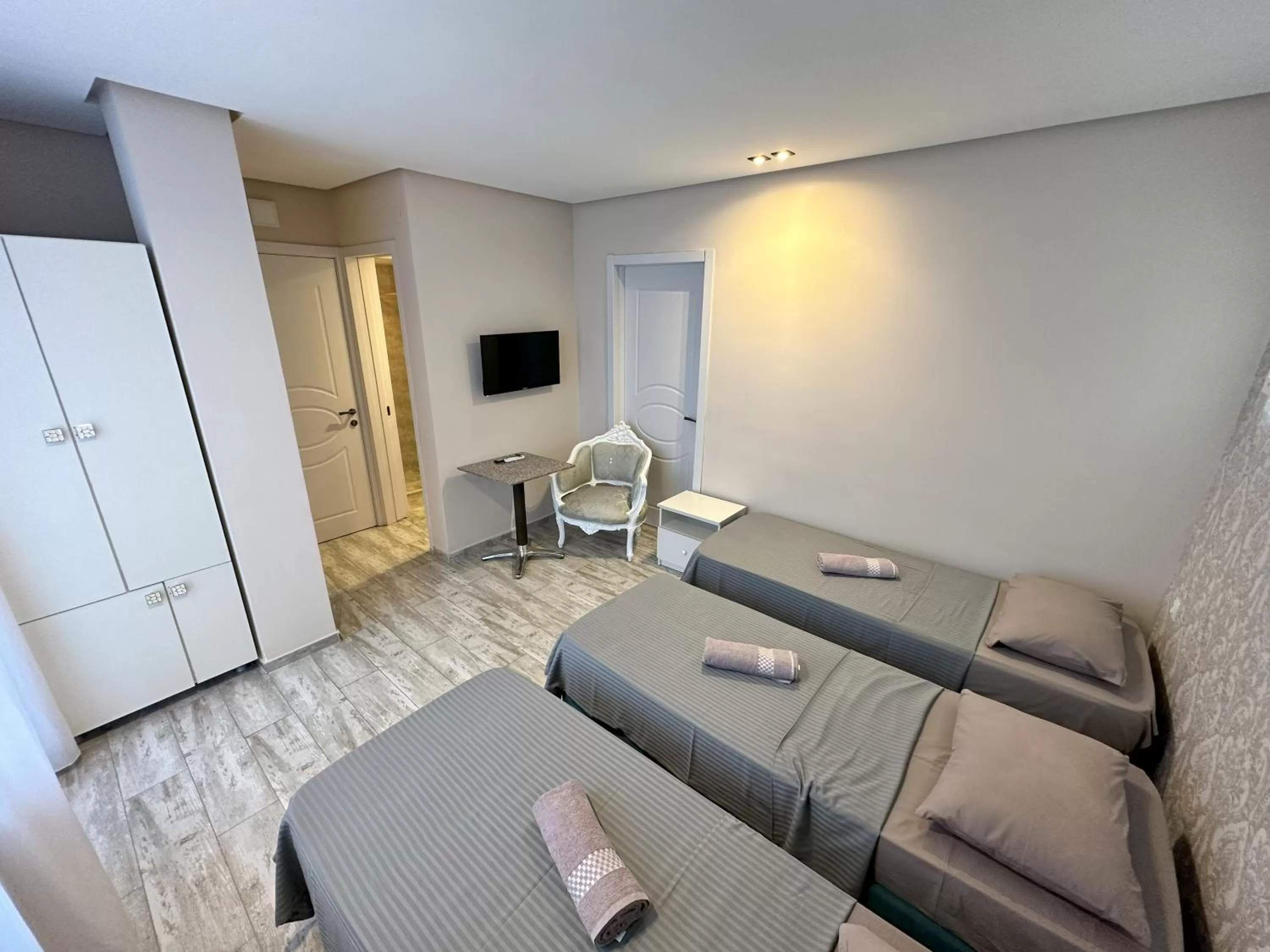 Photo of the whole room in National+