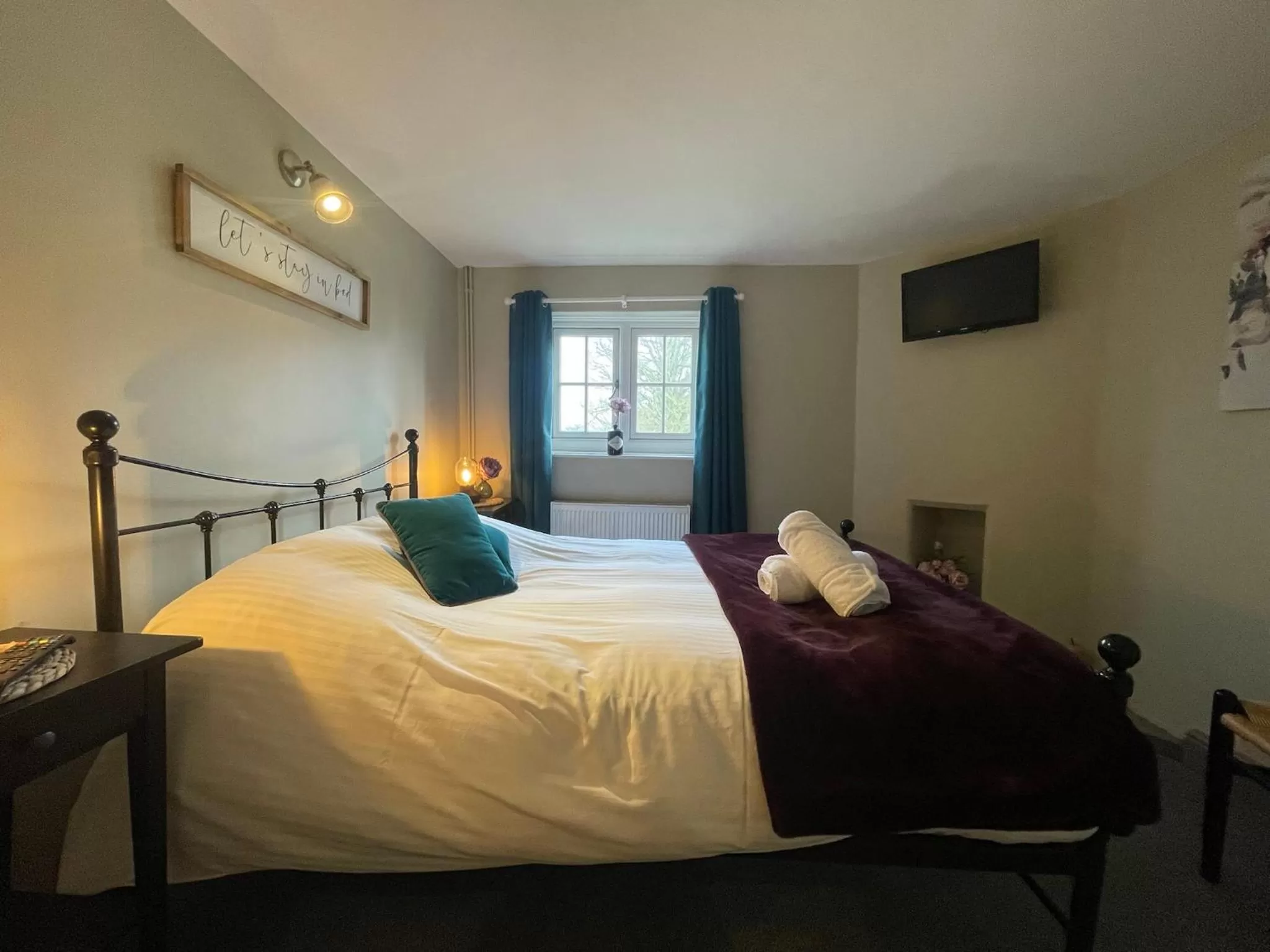 Bedroom, Bed in The Windmill Inn