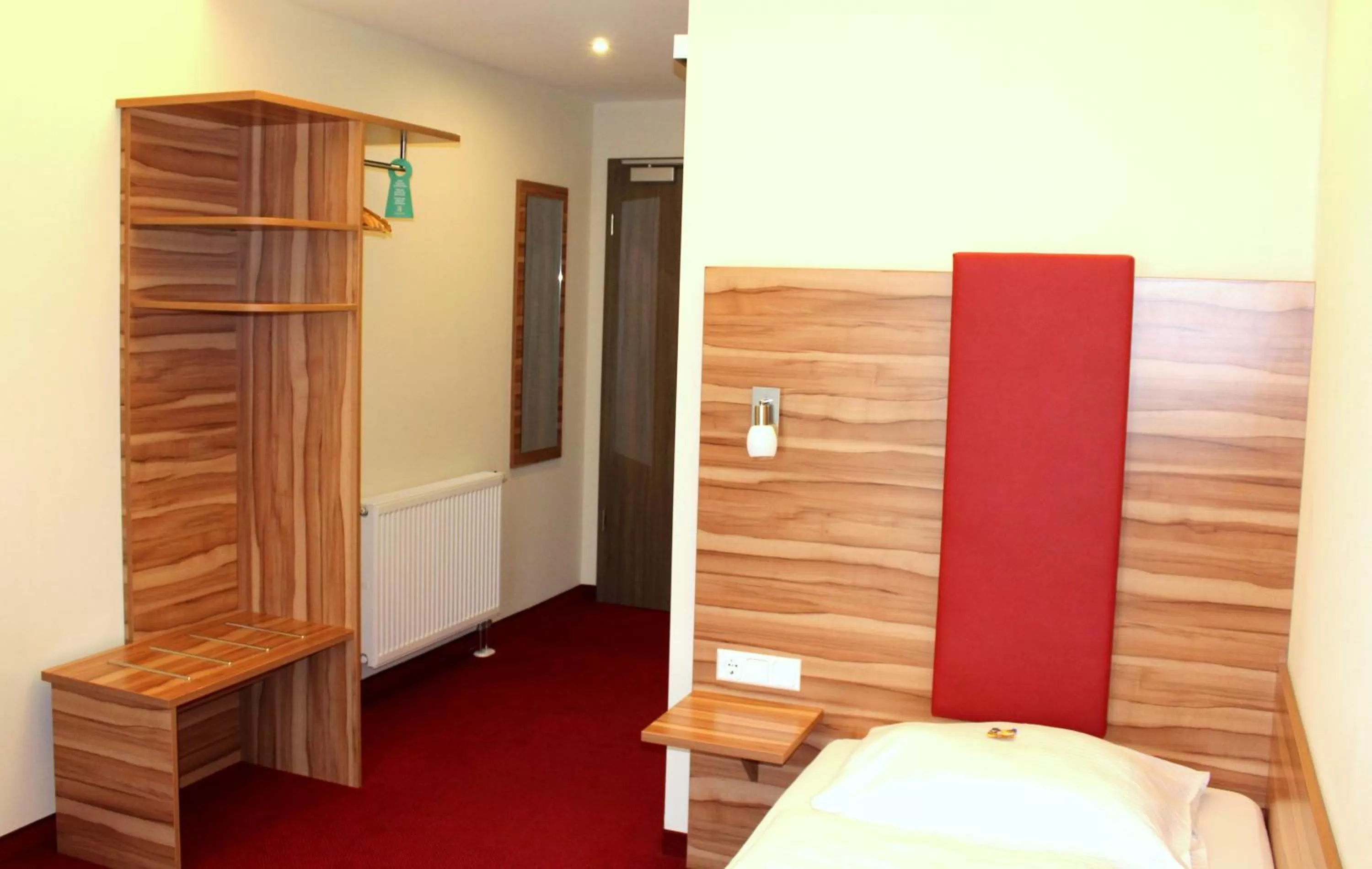 Photo of the whole room, Bed in Come IN Hotel