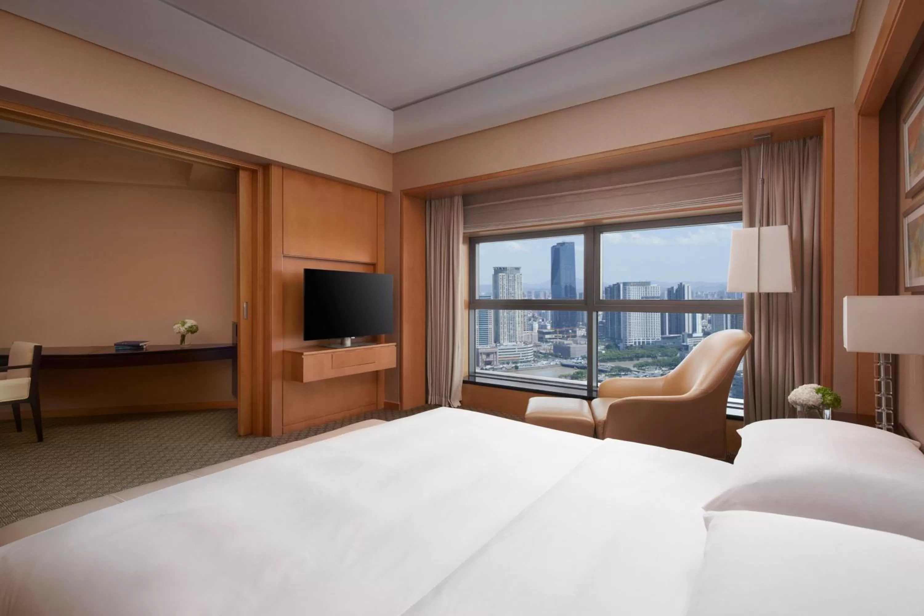 Bedroom, Bed in Ningbo Marriott Hotel