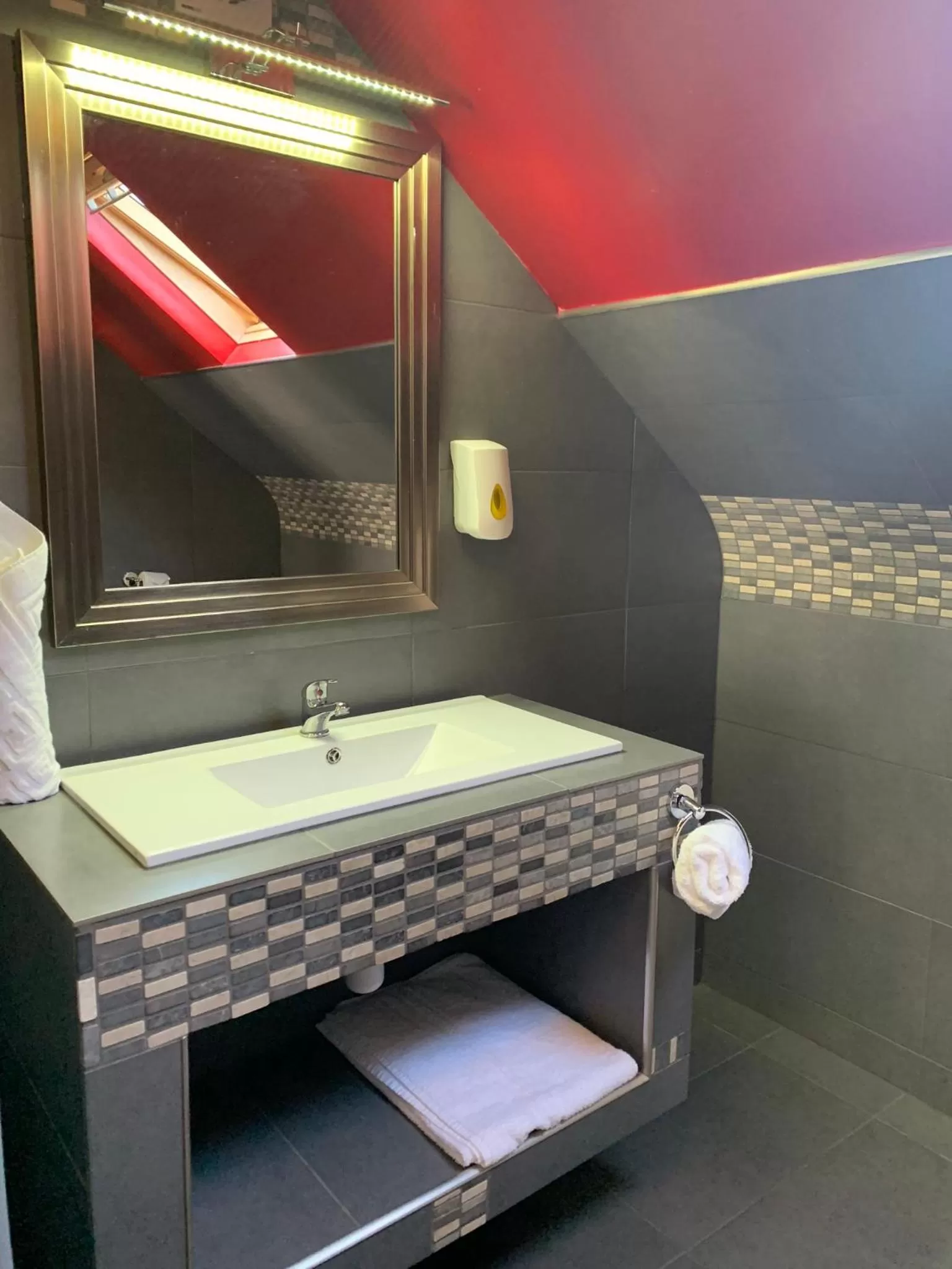 Bathroom in Bennetts Hotel