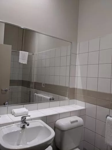 Bathroom in Tolarno Hotel