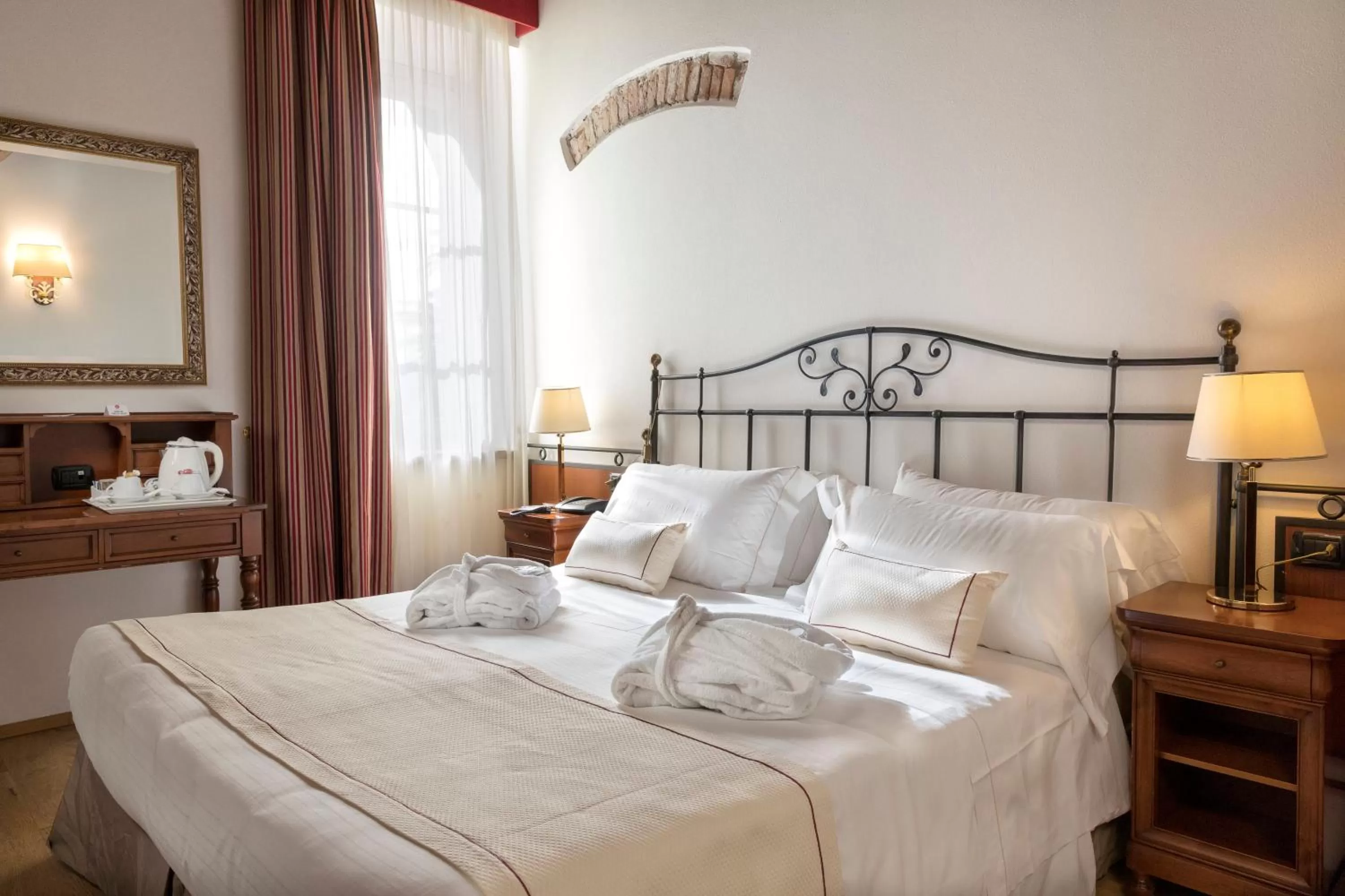 Photo of the whole room, Bed in Hotel Villa Malaspina