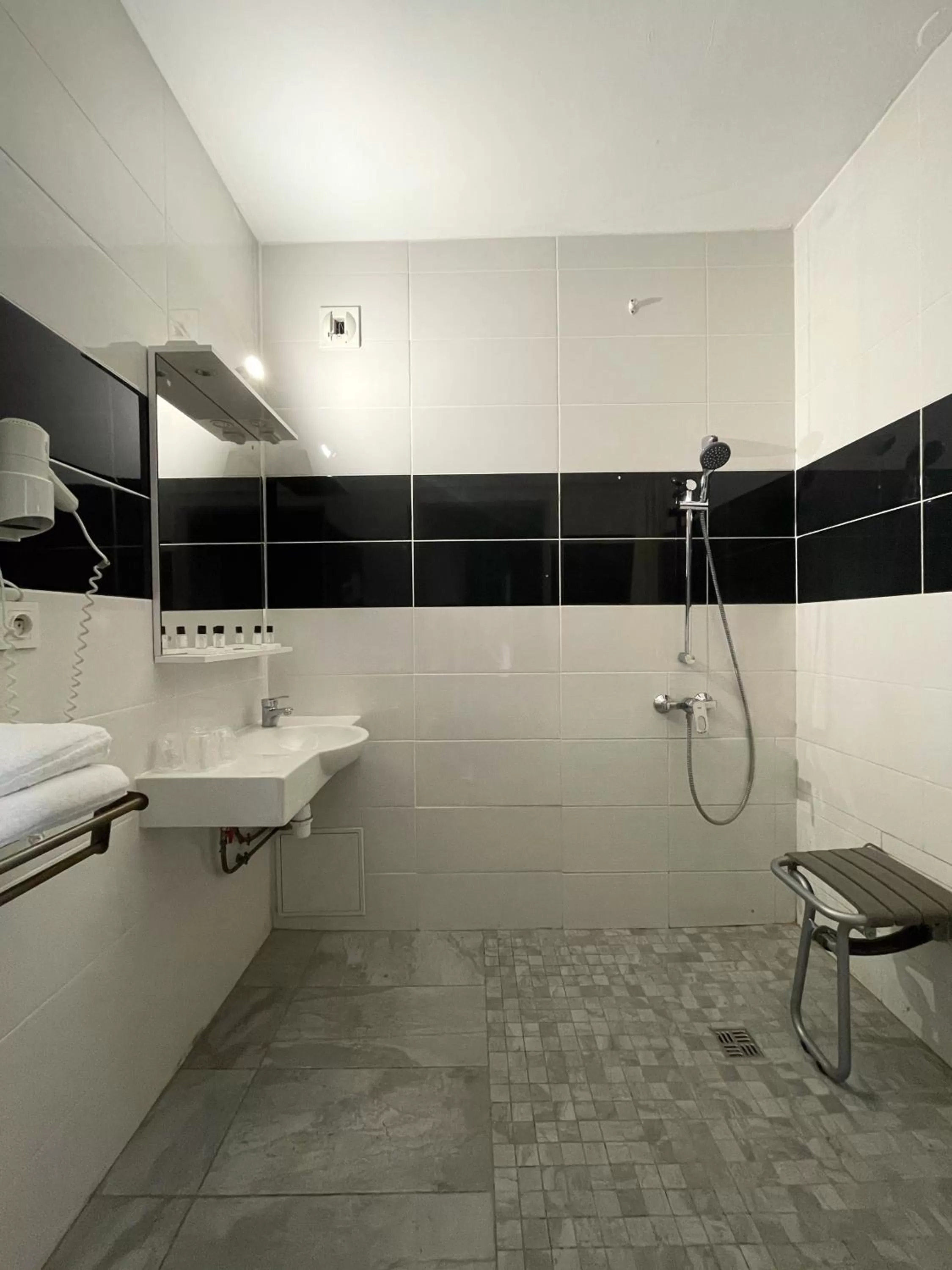 1 Double Bed 2 Single Beds in Hôtel Restaurant Kyriad Direct DIJON NORD - Zenith - Toison d'Or