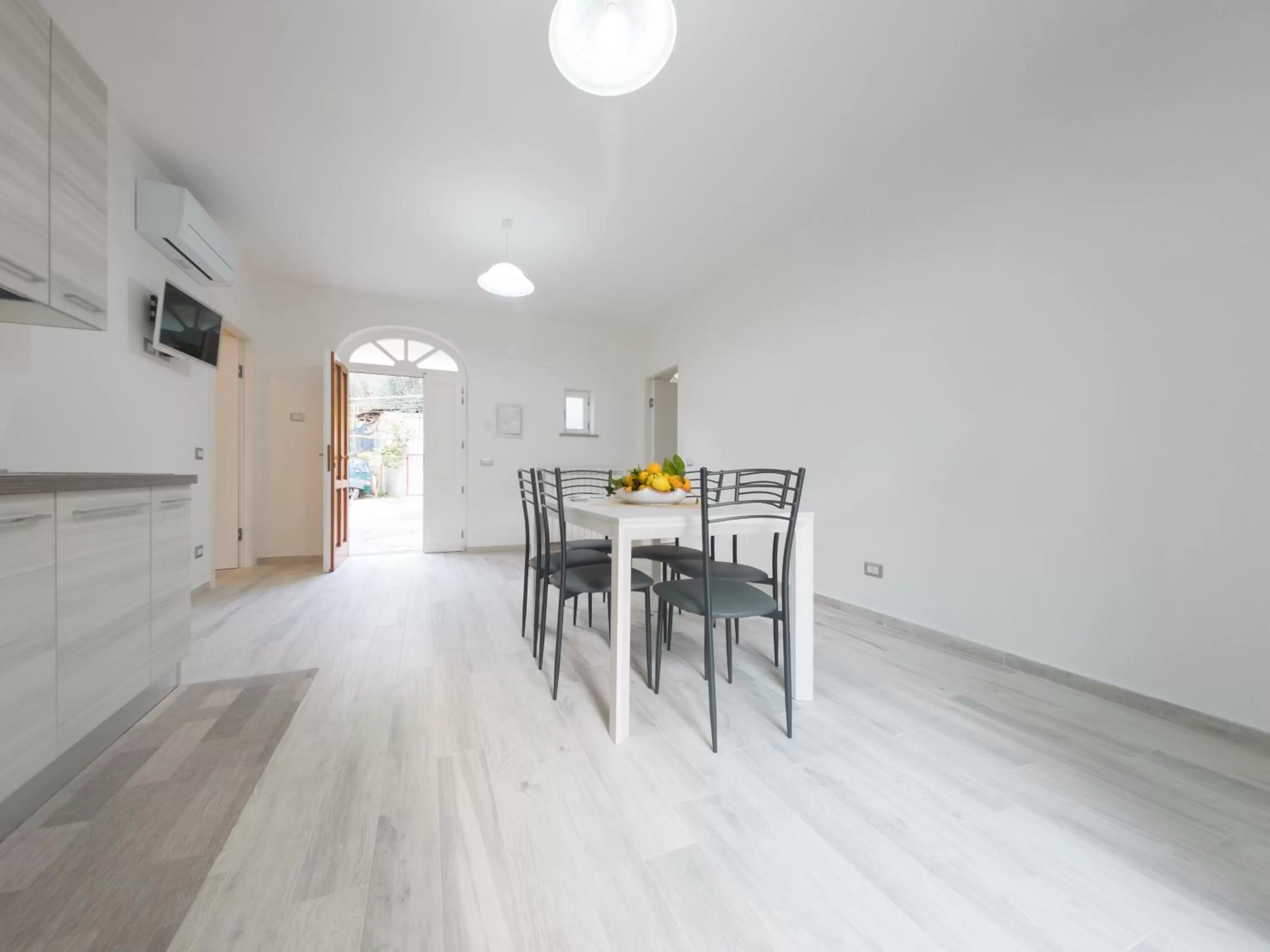Kitchen or kitchenette, Dining Area in The smile of the sun