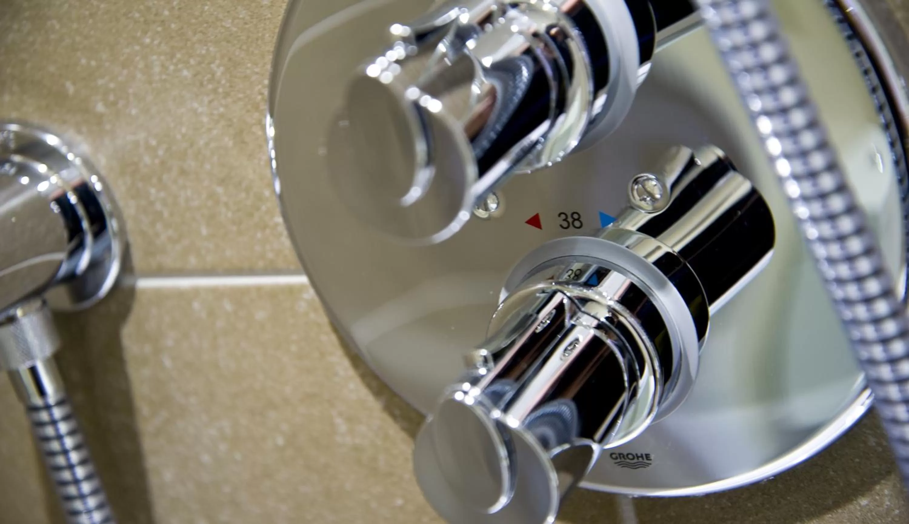 Bathroom in London Court Hotel