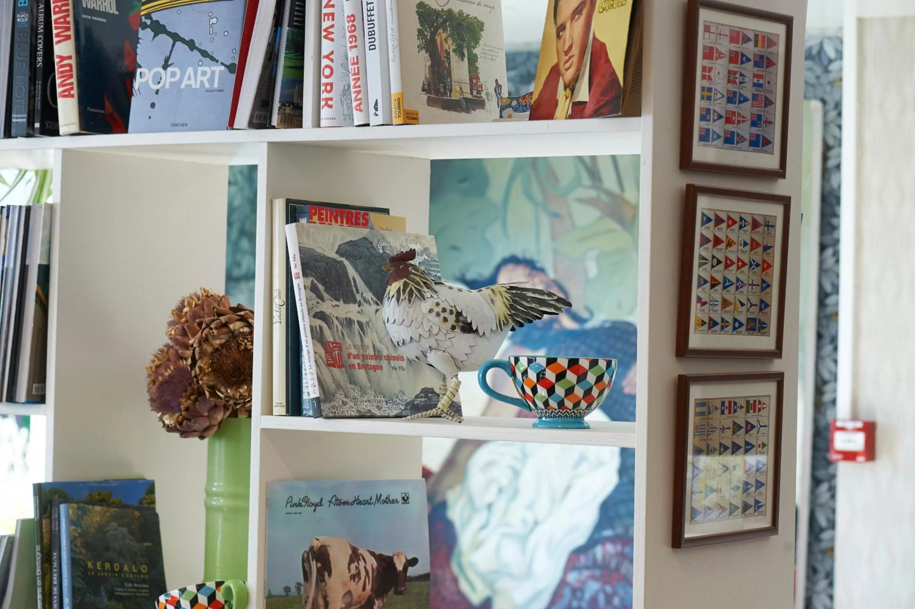 Library in Hôtel La Résidence des Artistes