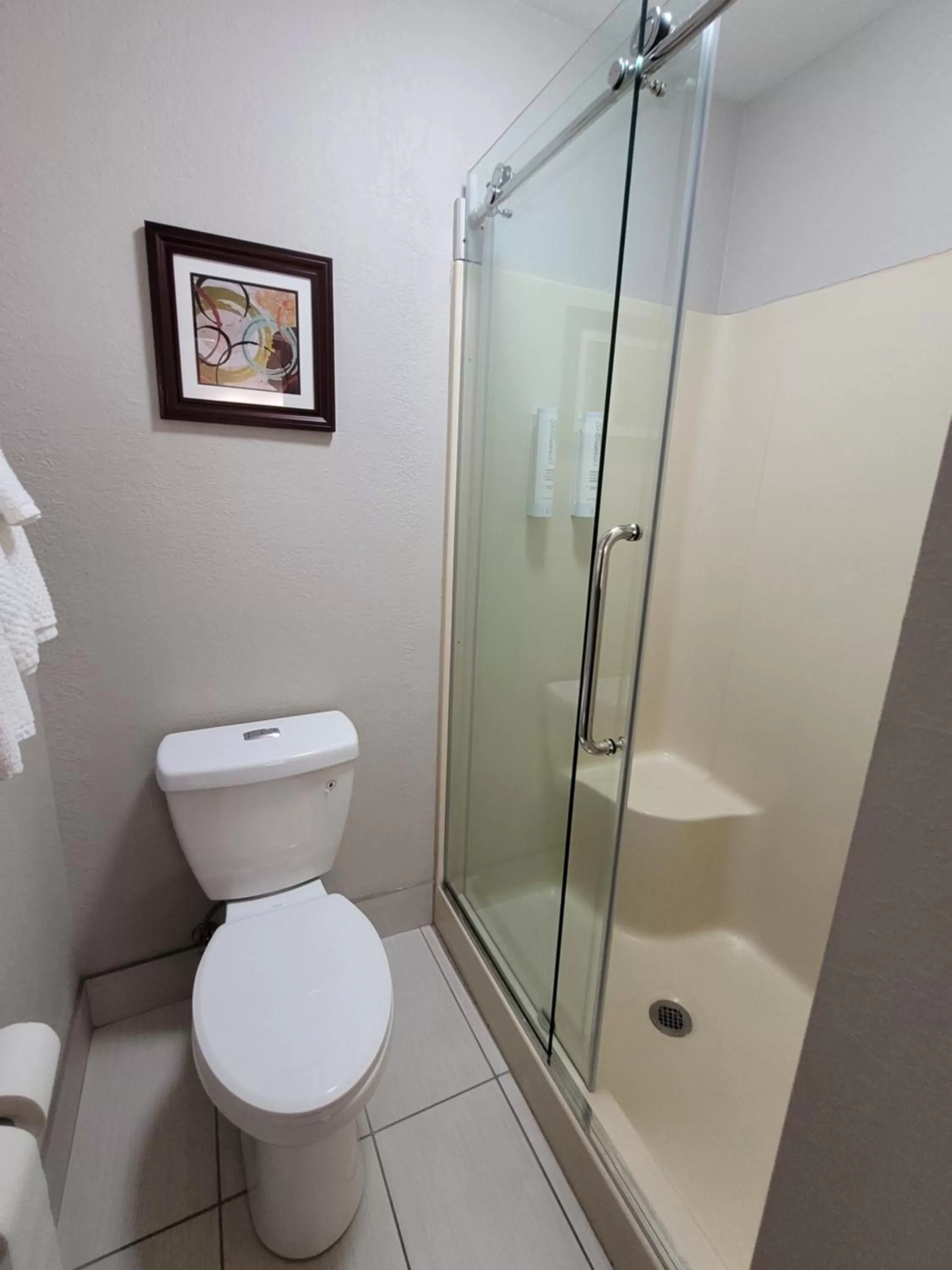 Bathroom in Clarion Pointe Harrodsburg-Danville