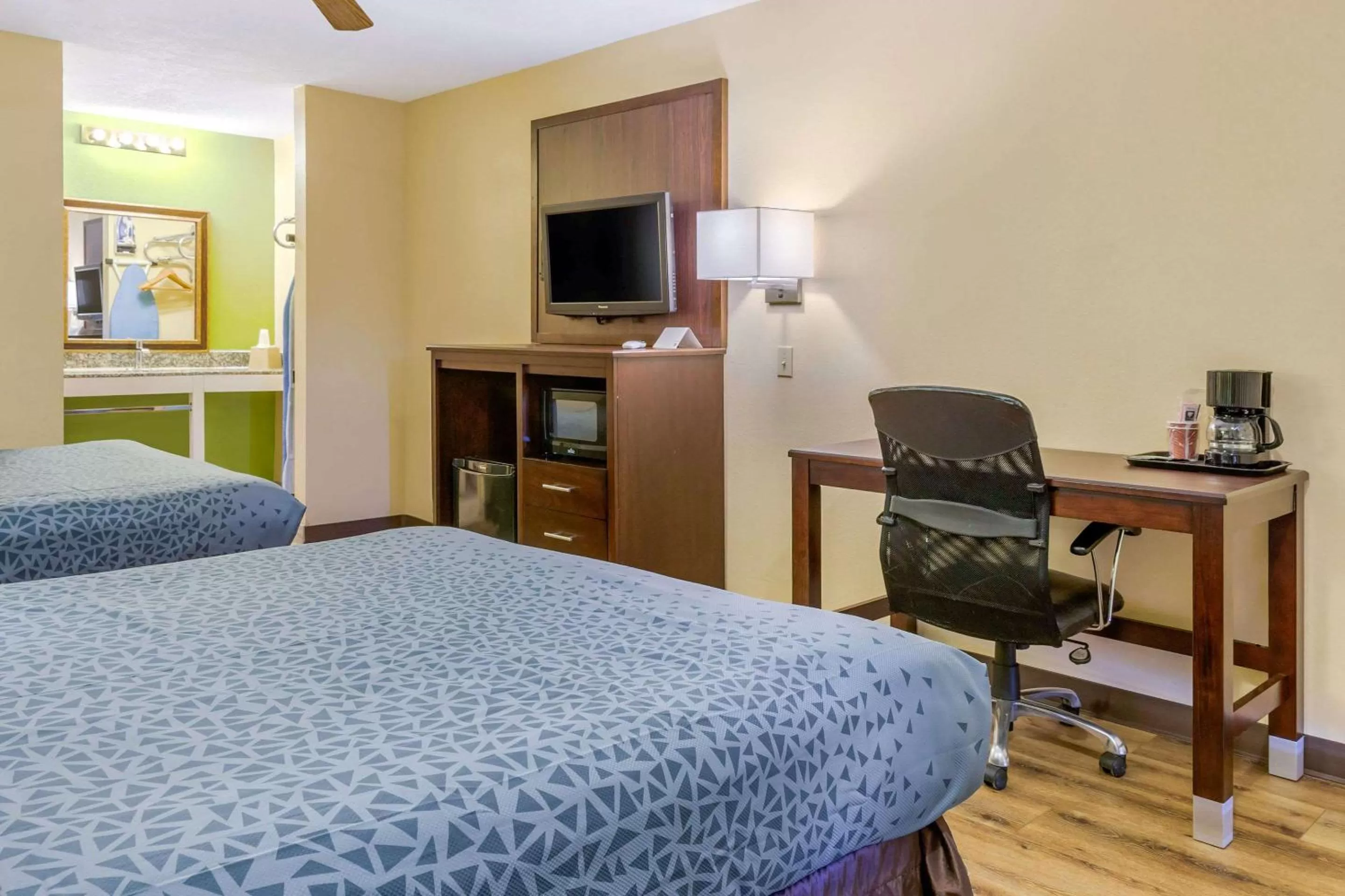 Photo of the whole room in Econo Lodge West - Coors Blvd