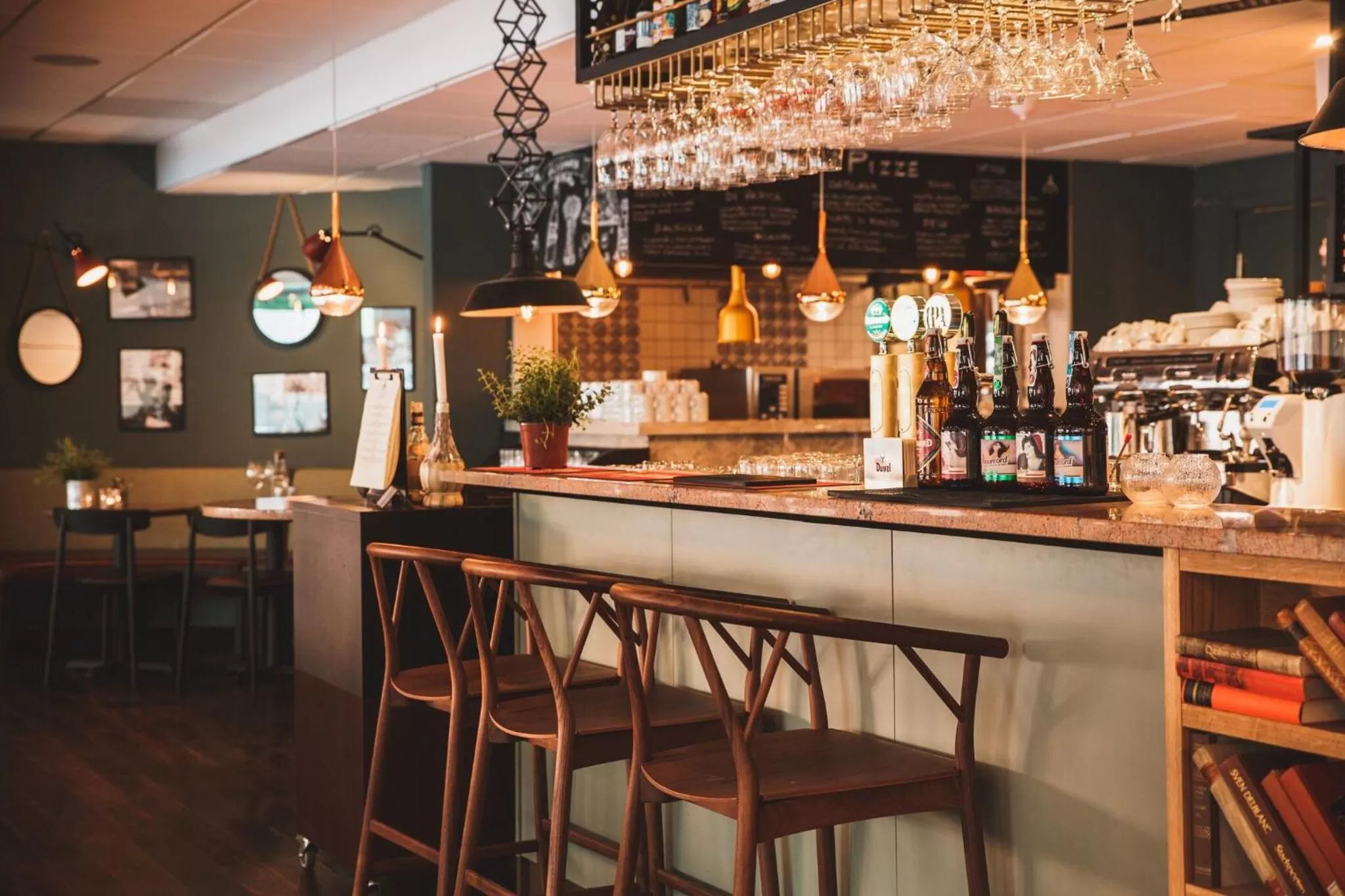 Restaurant/places to eat in Hotel Point