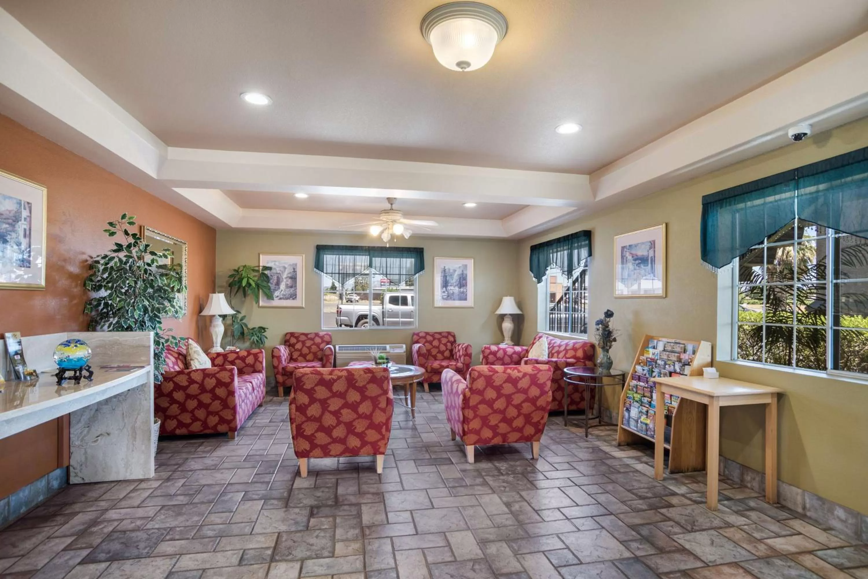Lobby or reception in SureStay Hotel by Best Western Ukiah