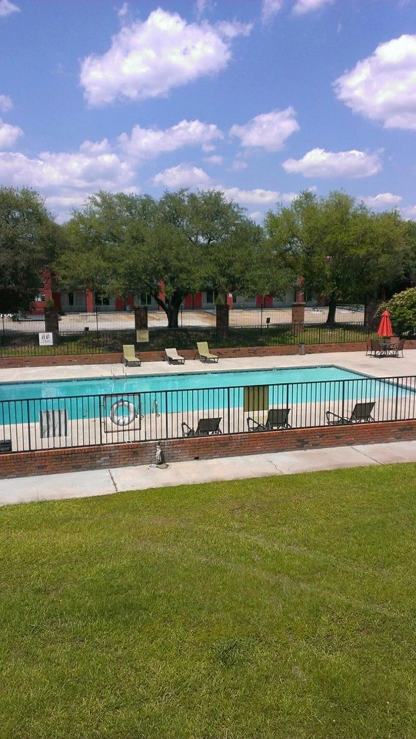 Pool view in Motel 6 Hammond, LA – I 12 – I 55