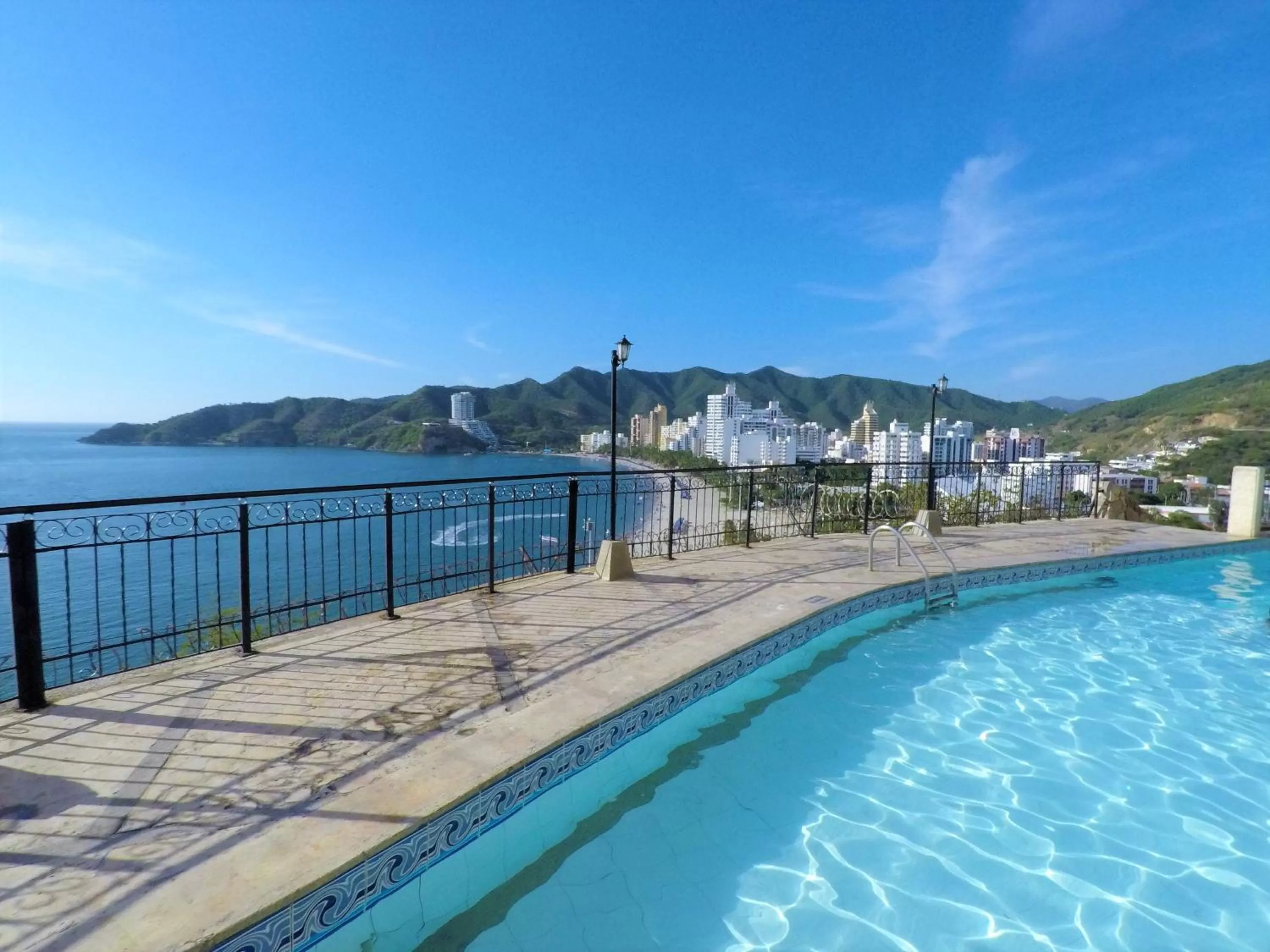 Swimming pool in Edificio El Peñon del Rodadero Apartamento Playa Rodadero