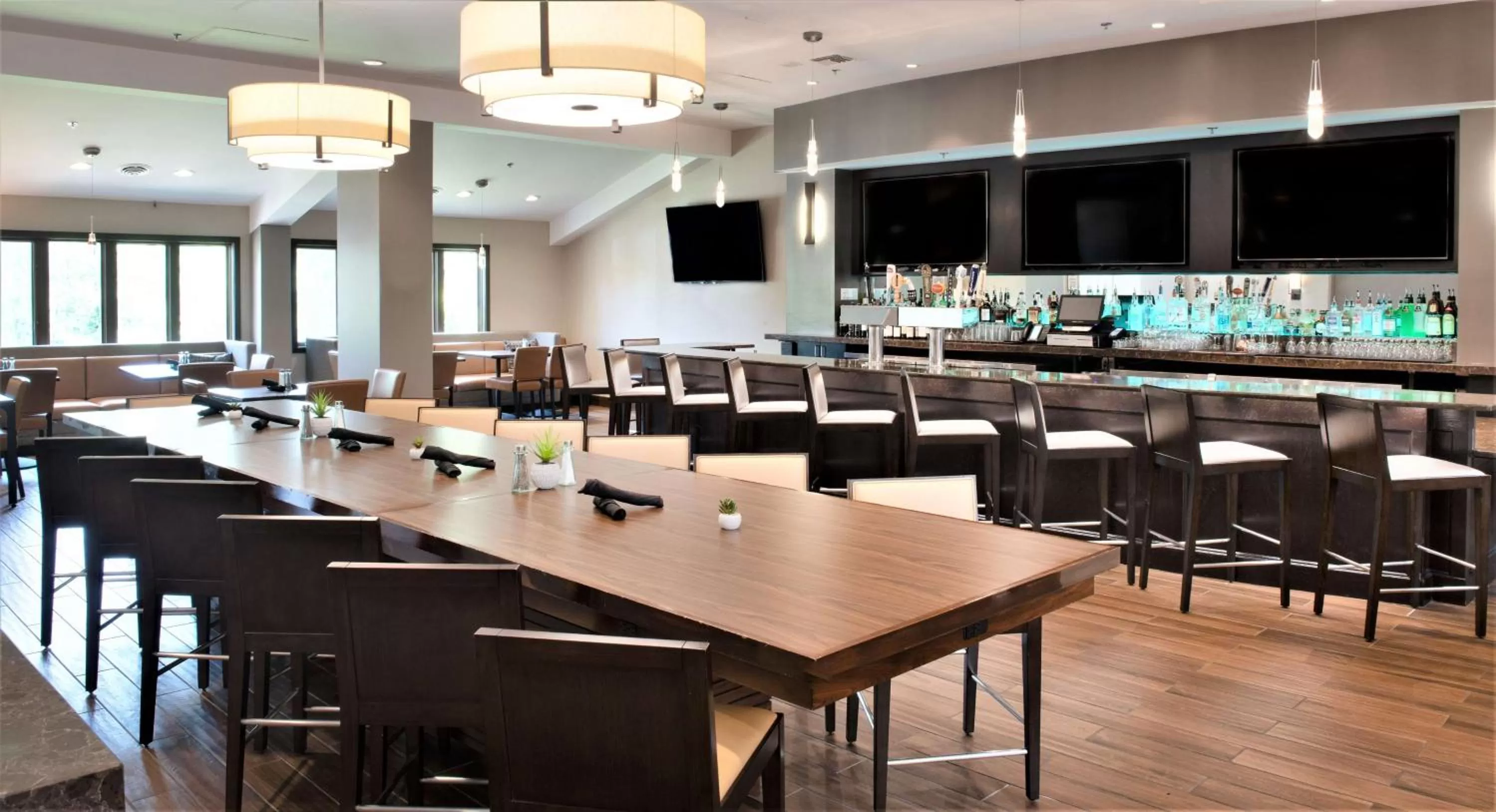 Lounge or bar in Embassy Suites by Hilton Seattle North Lynnwood