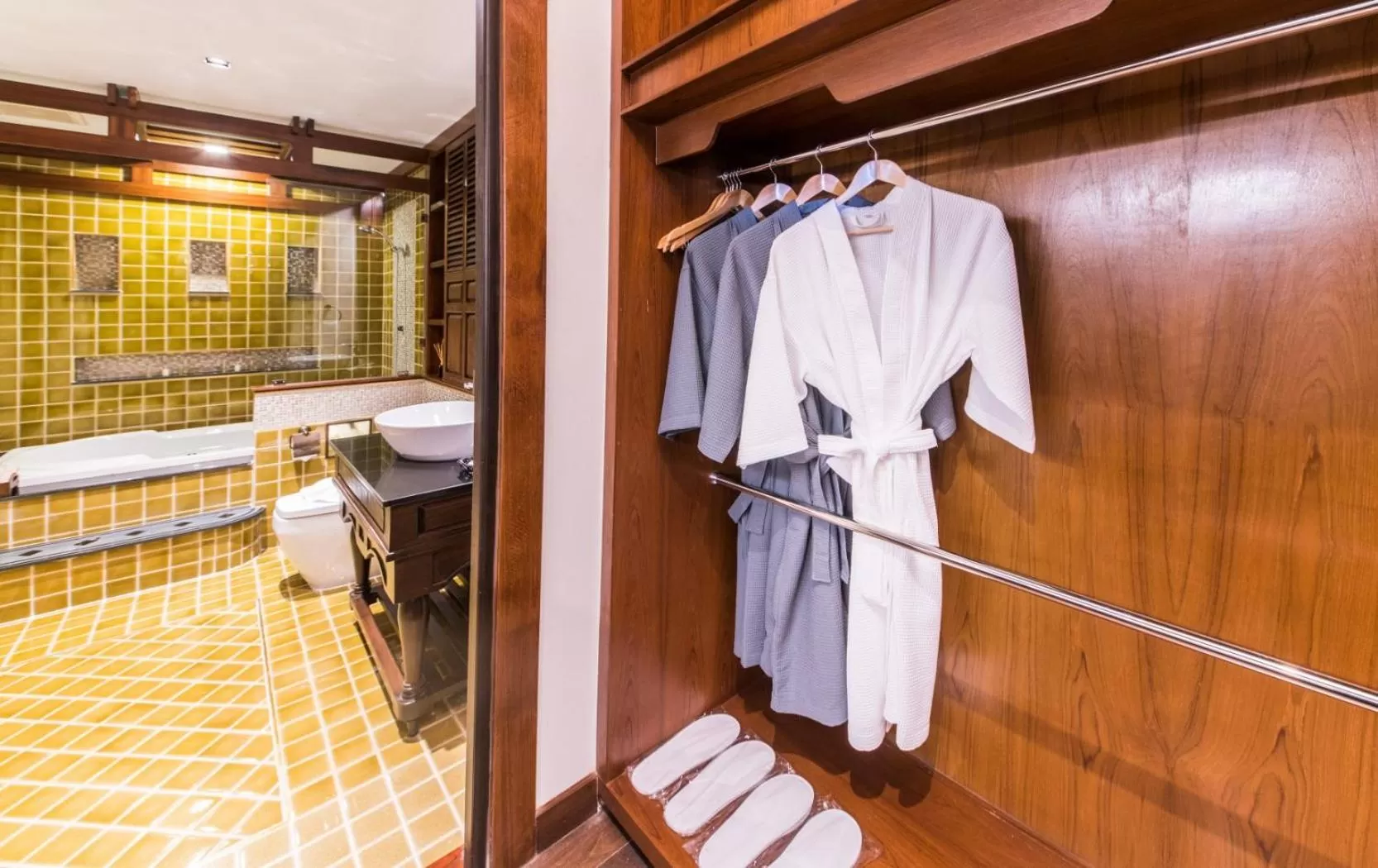 Shower in Phra Singh Village