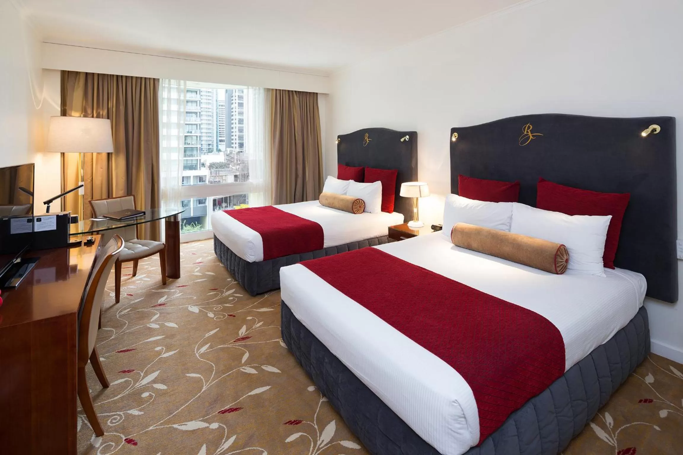 Premium Twin with City View in Royal On The Park