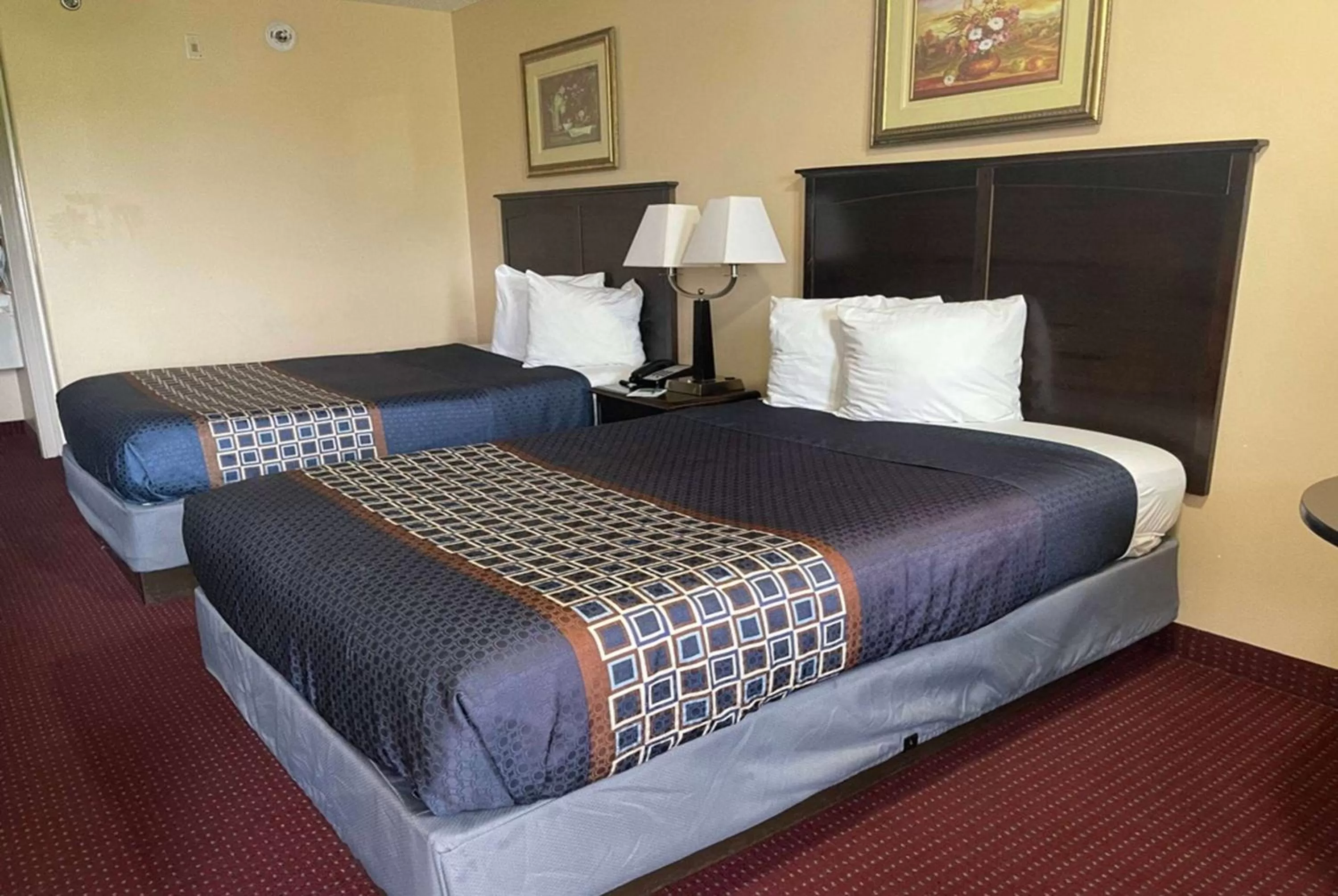 Photo of the whole room, Bed in Carom Inn Denham Springs-BatonRouge