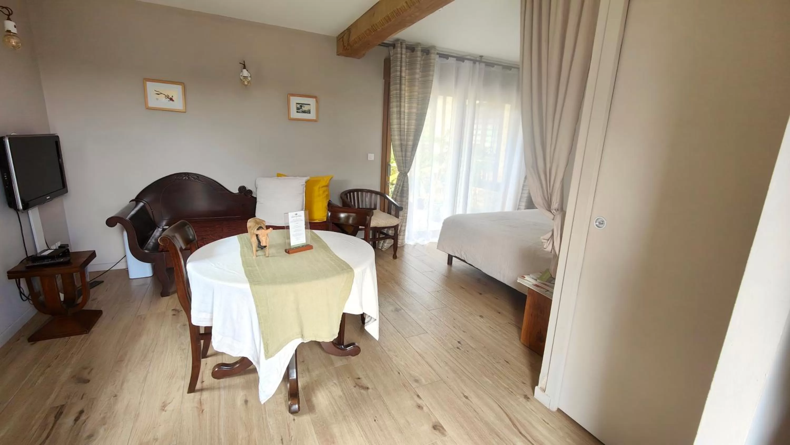 Seating area, Bed in L'Herbe aux Vaches