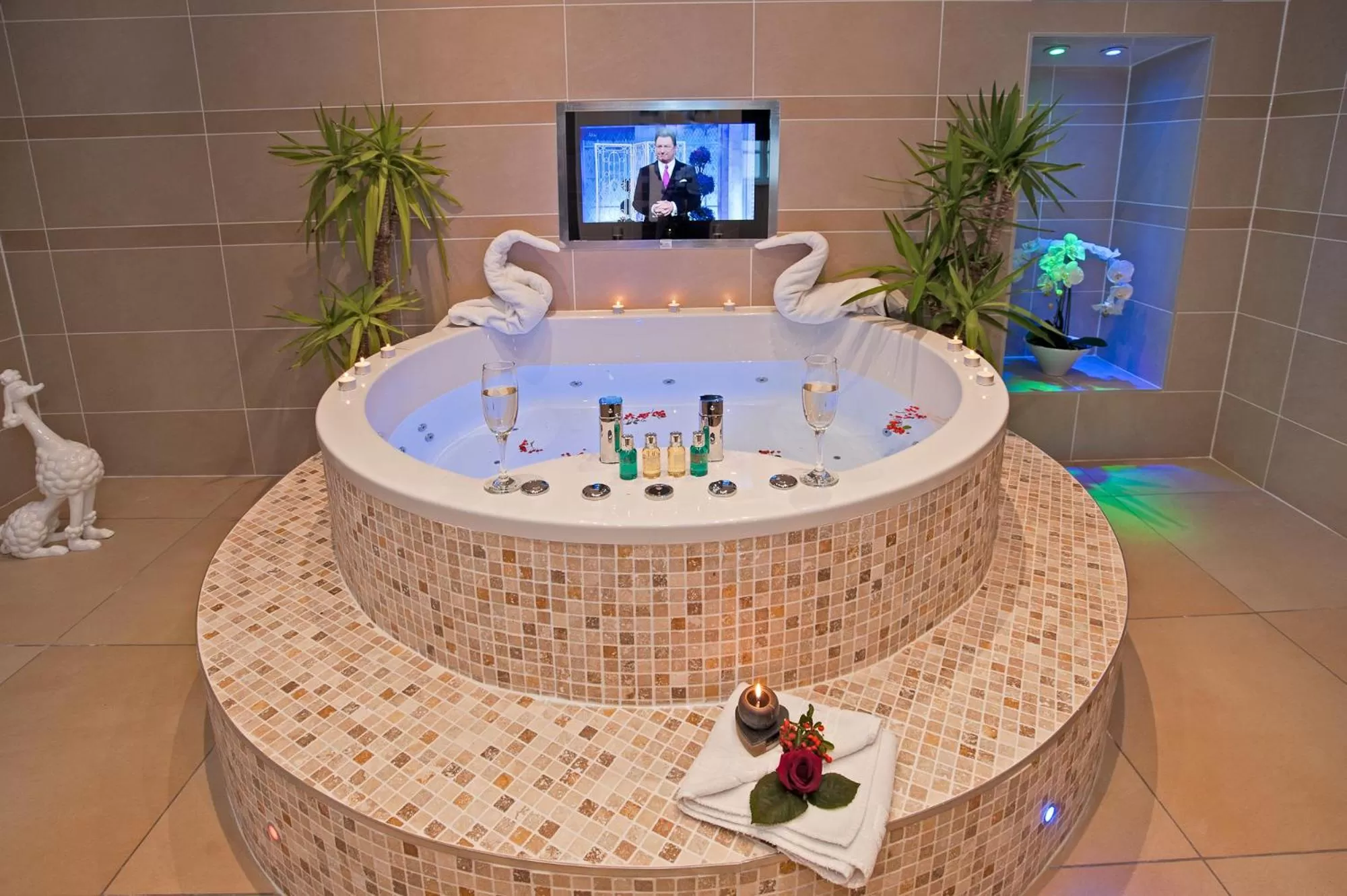 TV and multimedia in Windermere Boutique Hotel Spa Suites & Hot Tubs