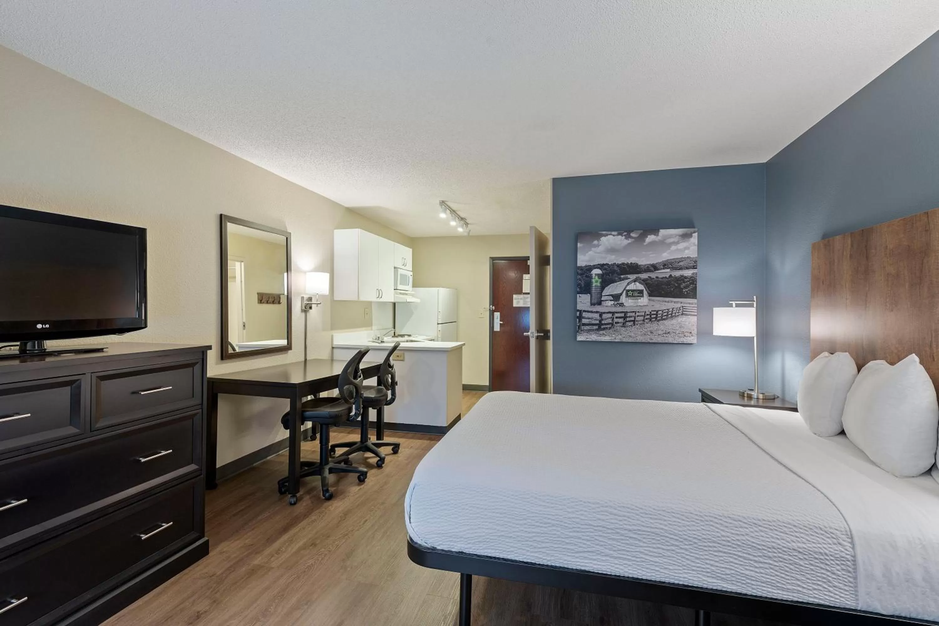 Bed in Extended Stay America Suites - Charlotte - Pineville - Park Rd